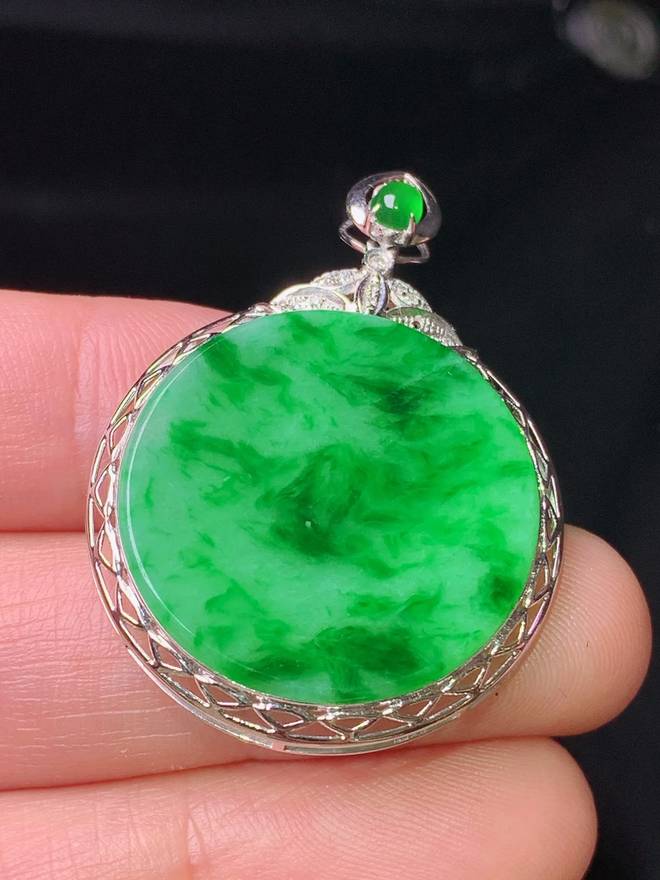 18k金镶嵌翠绿圆牌吊坠 玉质细腻 色泽艳丽清新 整体尺寸37.2*27*4.2