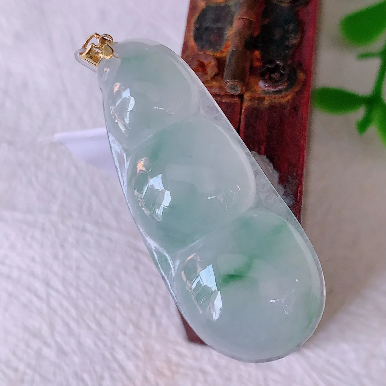 18K金镶嵌冰种飘花翡翠四季豆吊坠，平安豆福豆玉坠，冰润通透，豆粒饱满，寓意：豆蔻年华！#49.27