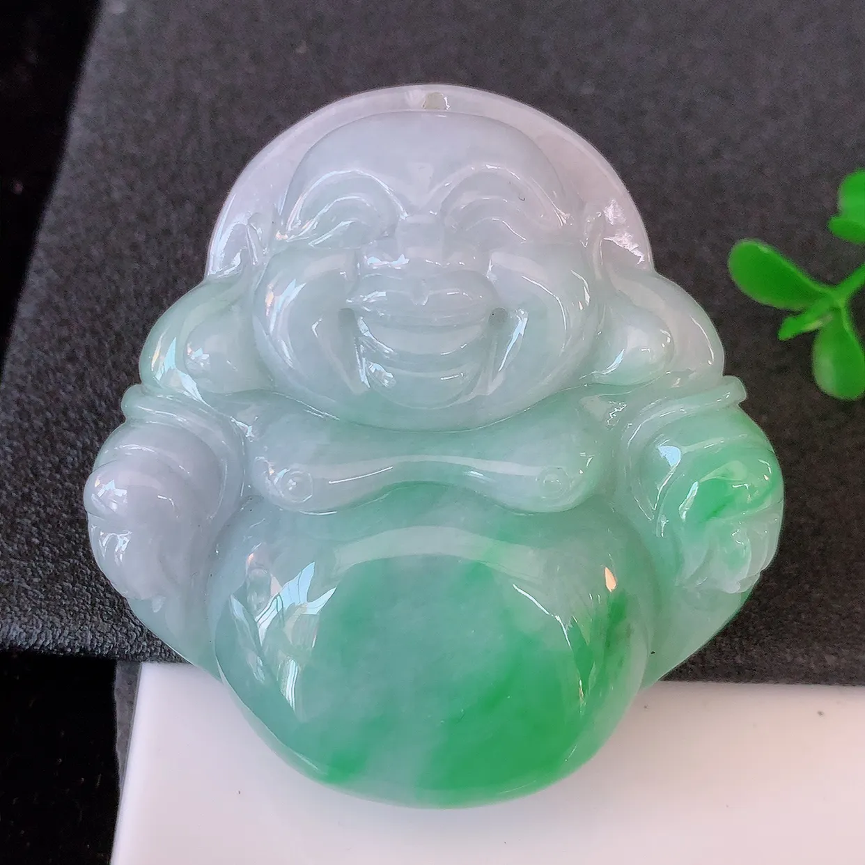 自然光实拍，大件厚装飘绿翡翠佛公吊坠，饱满， 佛公亦保平安，寓意有福（佛公）相伴，品相佳，配戴优雅迷人！#46.25