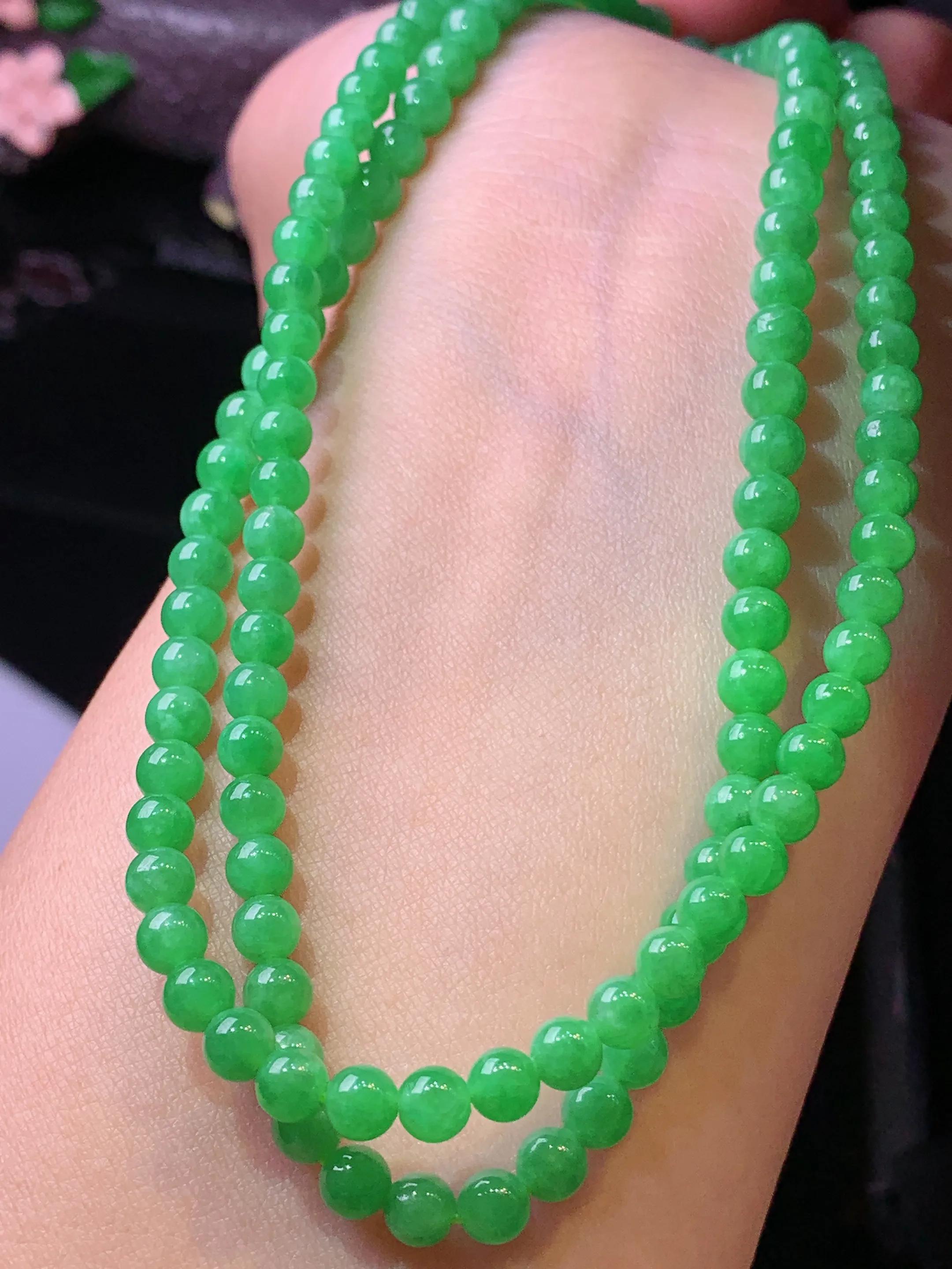 翠绿圆珠项链 玉质细腻 色泽艳丽清新 整体尺寸4.6