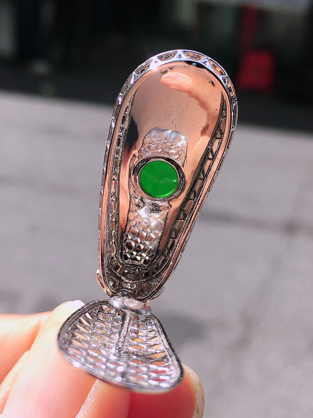 满绿福瓜吊坠，色泽均匀浓郁，玉质细腻，荧光感超
强，饱满圆润，尽显优雅气质，18k
金豪华镶嵌