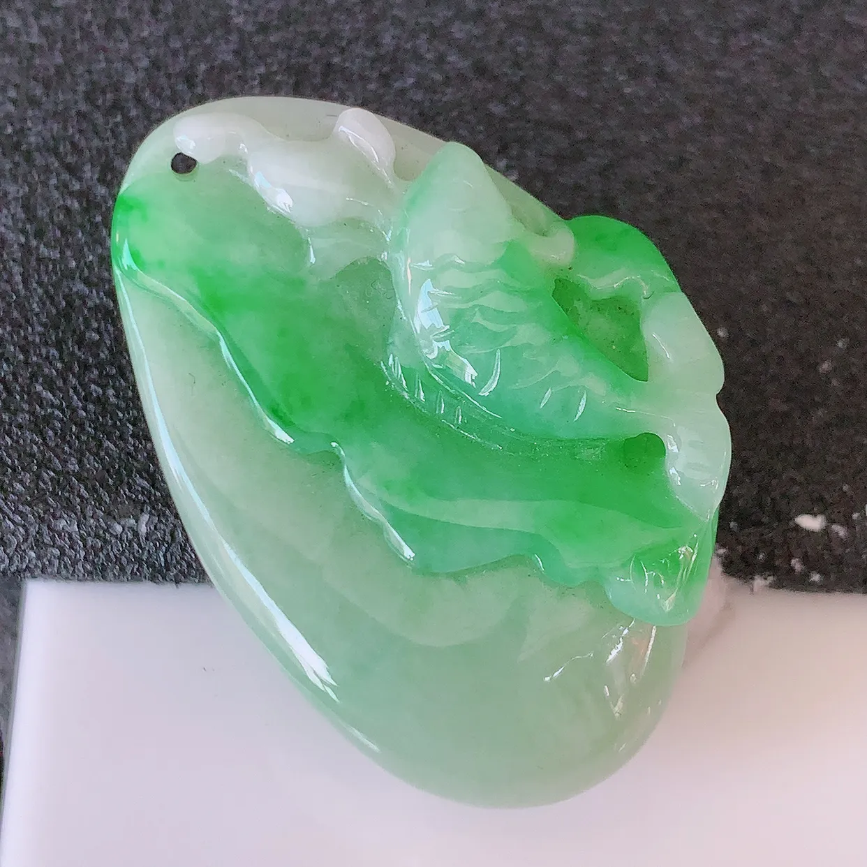 自然光实拍，冰润飘绿翡翠荷叶鱼、和和美美玉坠，财源广进，自然隐逸、荷本是素不着尘之物，有和美之寓意。#87.27