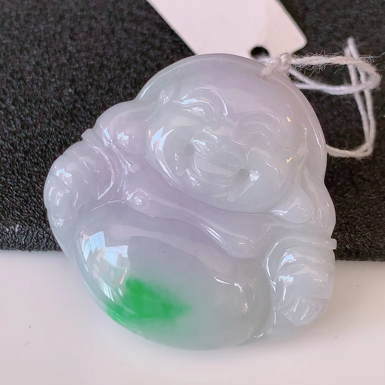 自然光实拍，冰润飘绿佛公翡翠吊坠，饱满， 佛公亦保平安，寓意有福（佛公）相伴，品相佳，配戴优雅迷人！