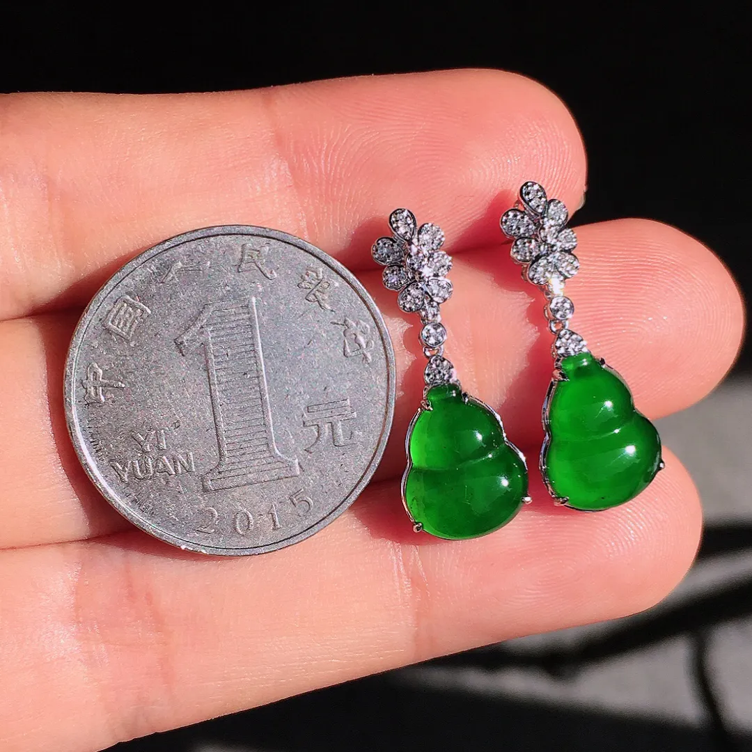 阳绿葫芦耳坠，色泽均匀艳丽，玉质细腻，荧光感超
强，饱满圆润，尽显优雅气质，18k
金豪华镶嵌