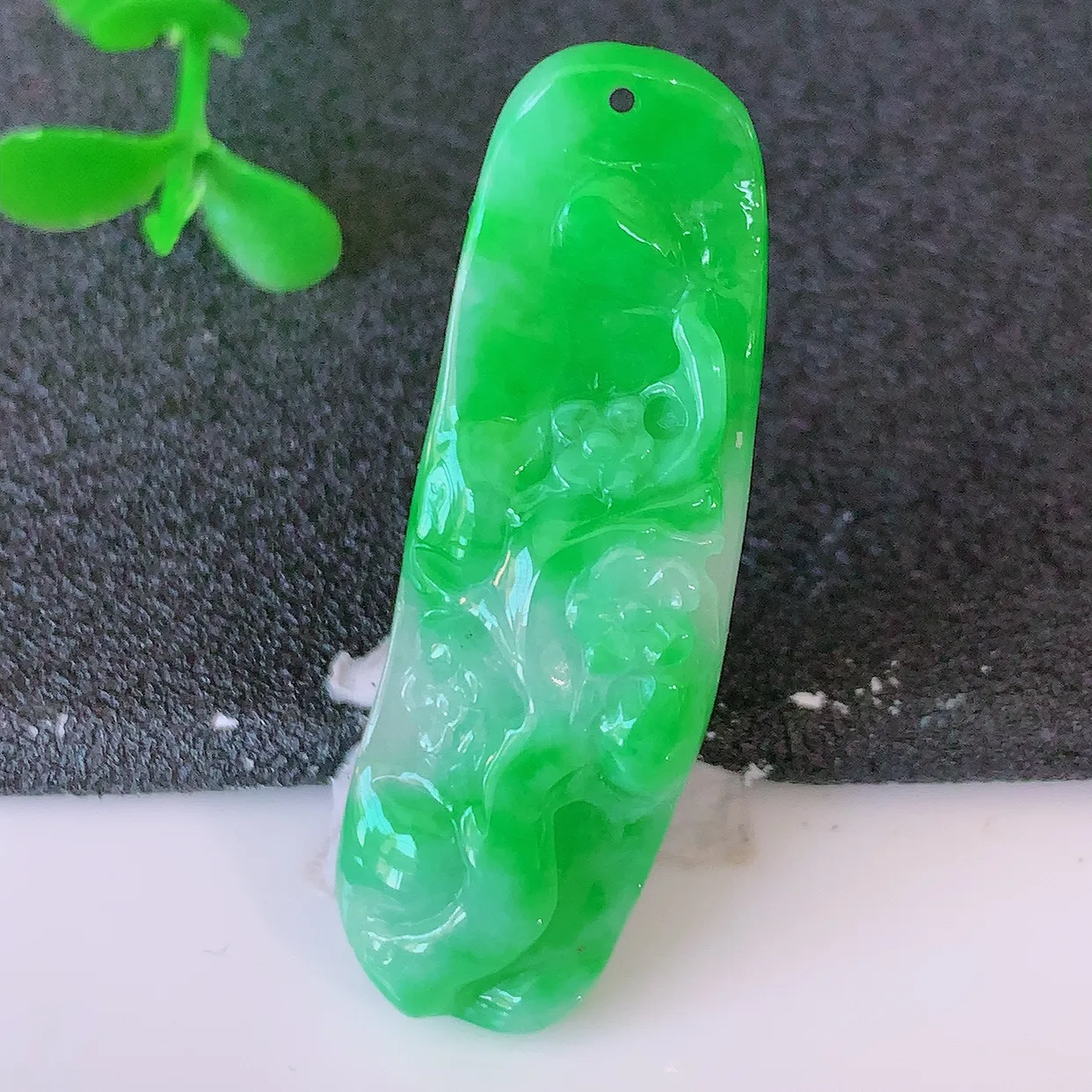 自然光实拍，冰润飘阳绿翡翠梅花吊坠，种老水足，雕工精湛 ，寓意美好，佩戴时尚出众！#57.25