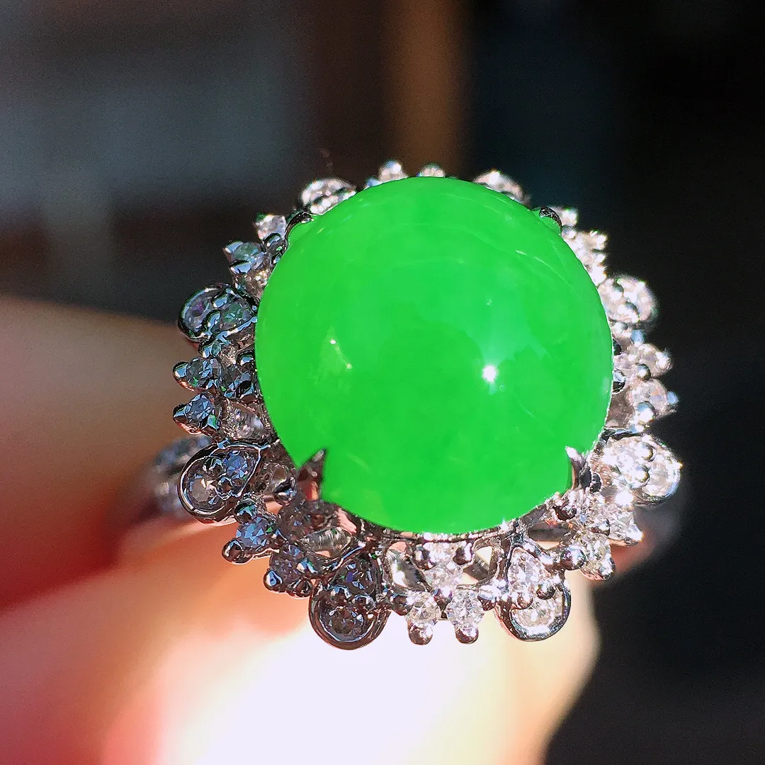 阳绿蛋面戒指，色泽均匀艳丽，玉质细腻，荧光感超
强，饱满圆润，尽显优雅气质，18k
金豪华镶嵌