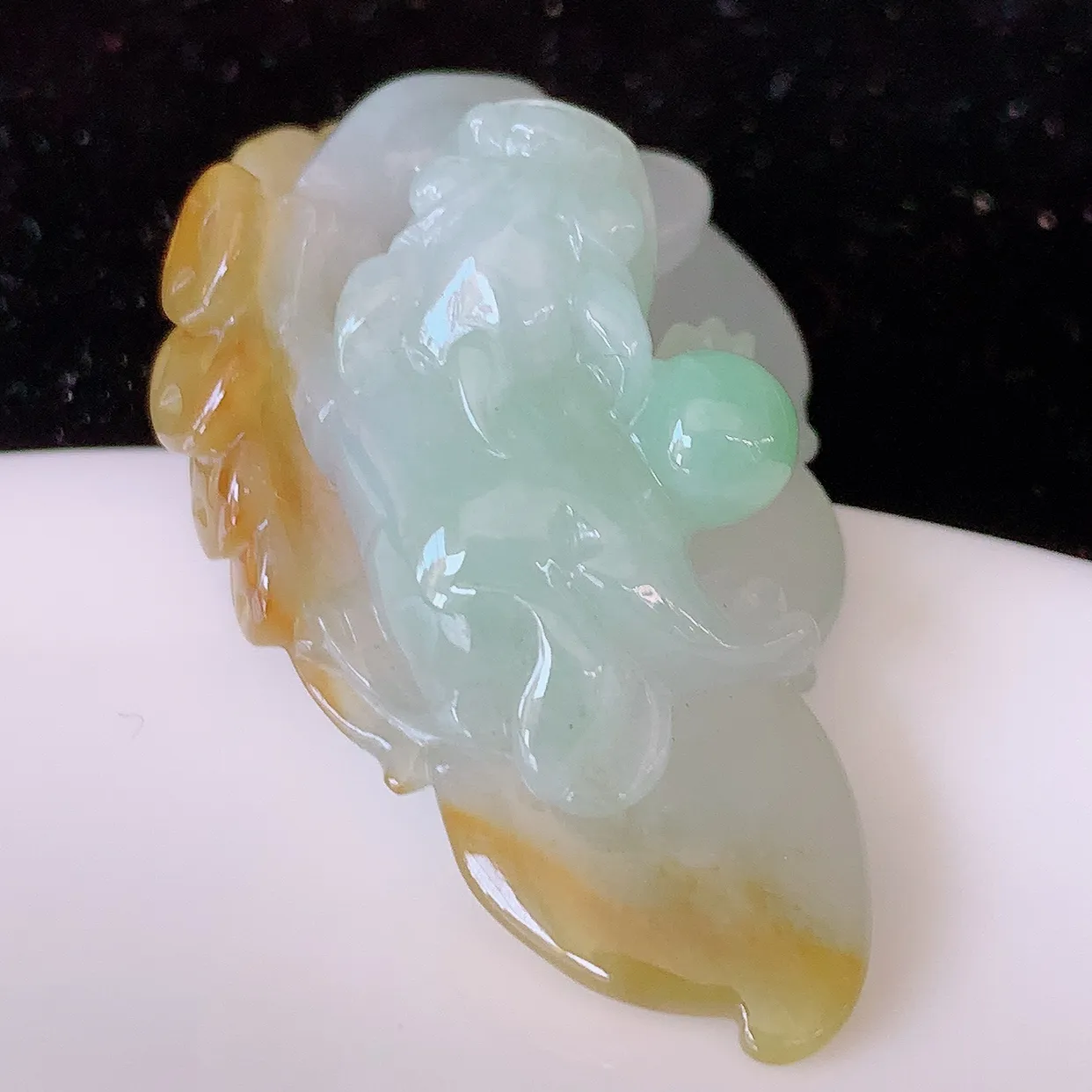 自然光实拍，冰润黄加绿翡翠招财貔貅吊坠，民间有“一摸貔貅运程旺盛，再摸貔貅财运滚滚，三摸貔貅平步青云 ”的美好祝愿。#81.25