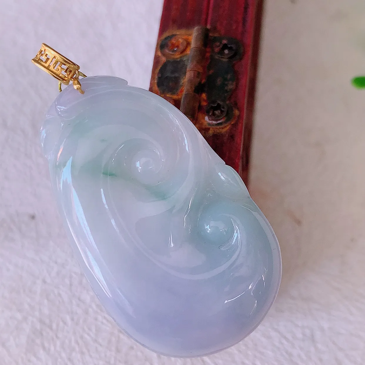 18k金镶嵌冰润春带彩翡翠如意吊坠，沁人心脾，精致典雅的设计，为佩戴者，增添色彩，送礼自留都是佳品选择！#35.25整体44.2裸裸38.5*23*5.6