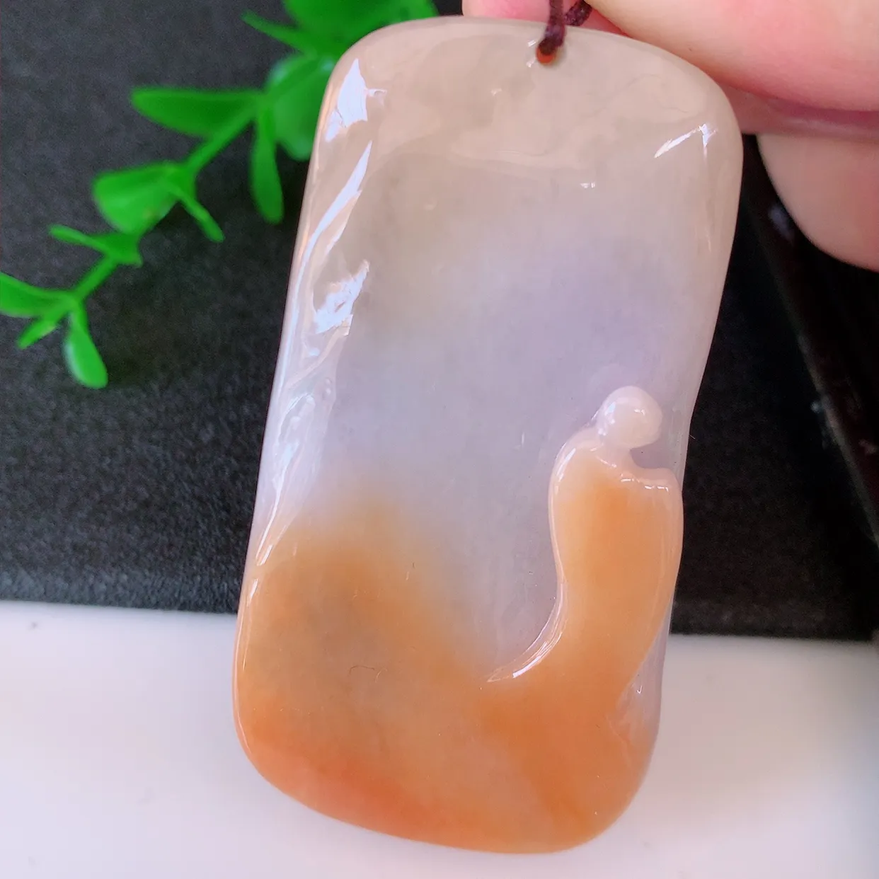 自然光实拍，特色黄翡悟道吊坠，翡翠悟道寓意“祥和，安宁，吉祥，幸福”，佩戴效果优雅迷人，性价比超高！