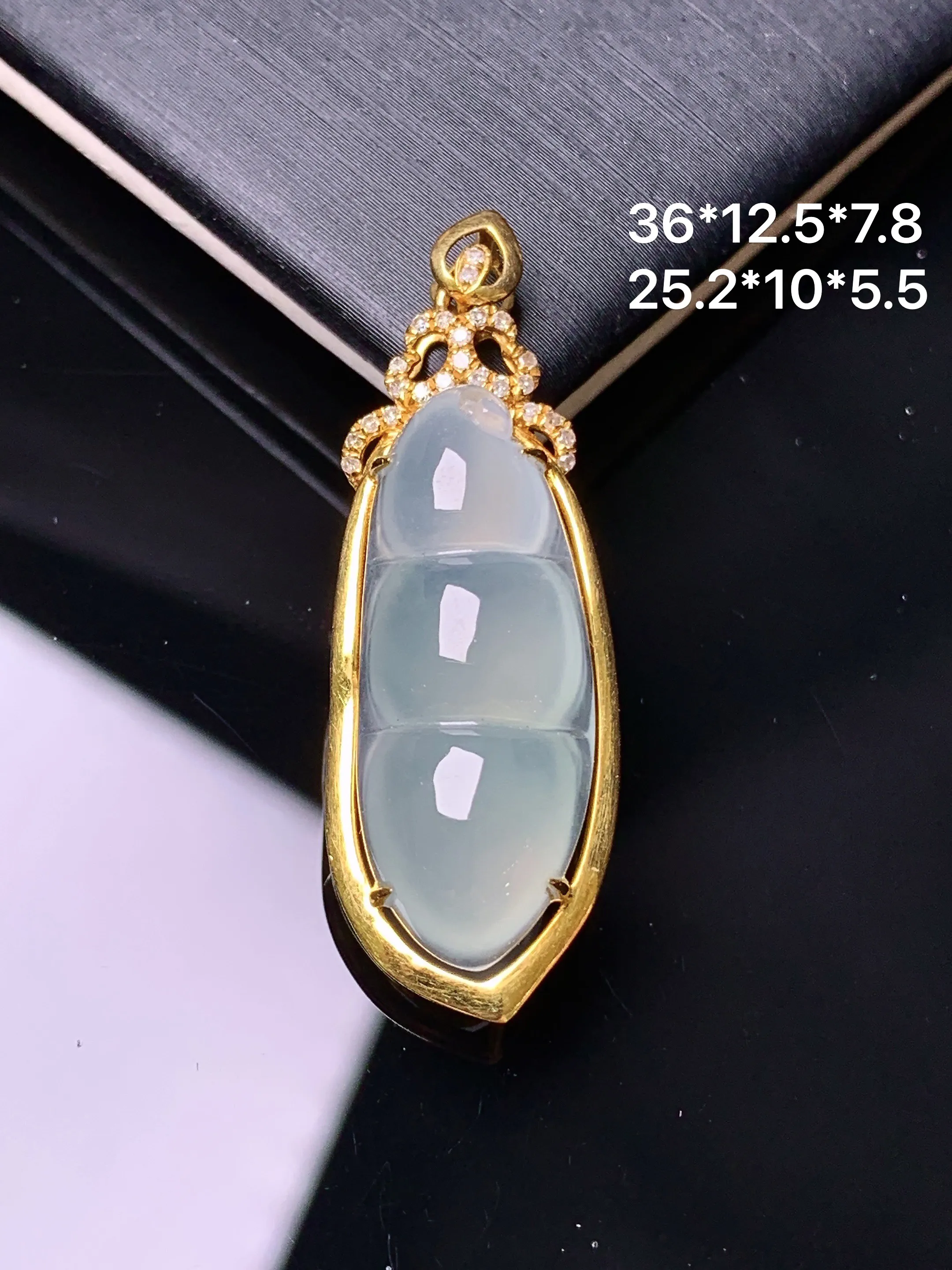 18k金钻镶嵌冰种四季豆吊坠 玉质细腻 色泽艳丽清新 整体尺寸36*12.5*7.8