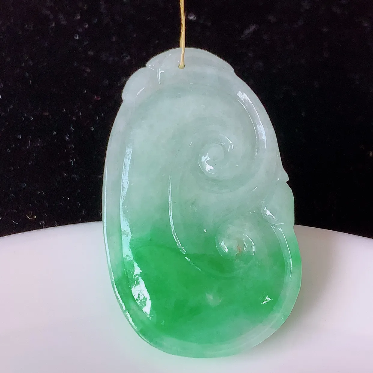 自然光实拍，冰润飘绿翡翠如意吊坠，上身效果非常美，饱满大气，工艺美，万事如意，如意一生，#35.27