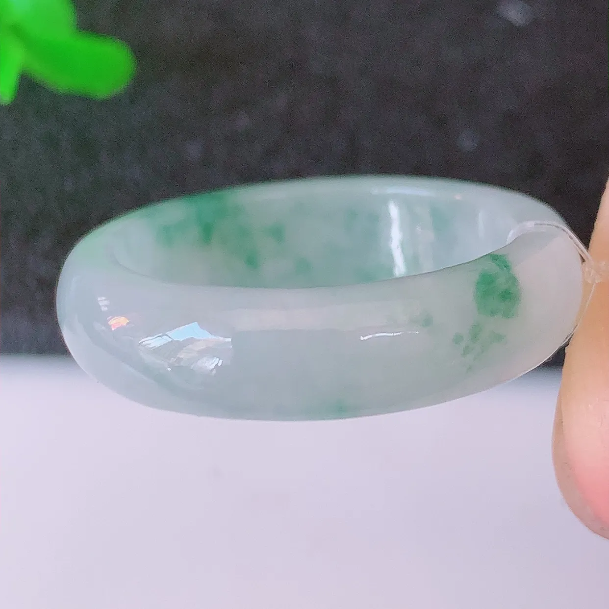 自然光实拍，19mm内径冰种飘花翡翠指环，玉戒指，玉质莹润，好精美好冰润的指环，19圈口，上手纤巧！#49.25尺寸19-5.8*3