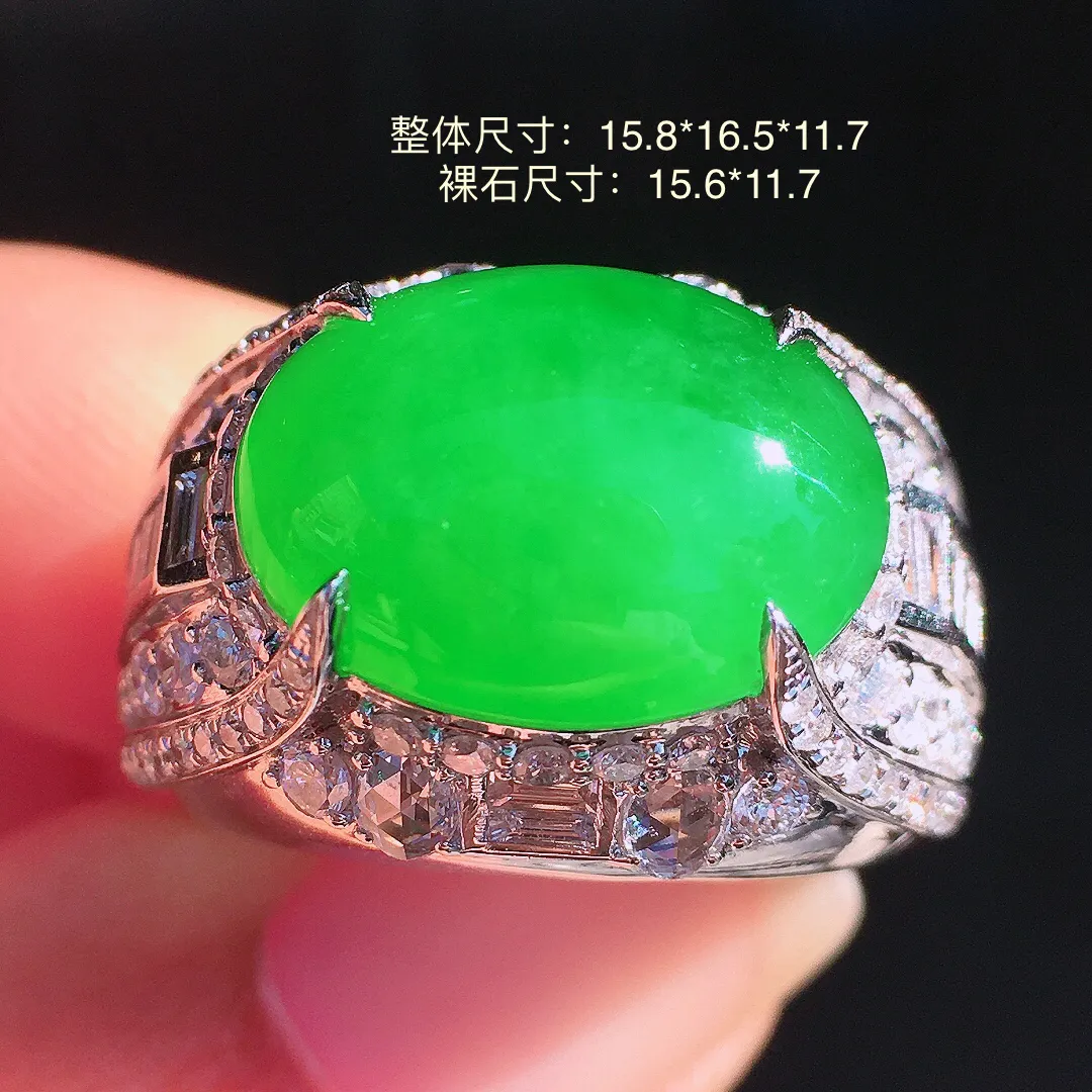 阳绿马鞍戒指，色泽均匀艳丽，玉质细腻，荧光感超
强，饱满圆润，尽显优雅气质，18k
金豪华镶嵌