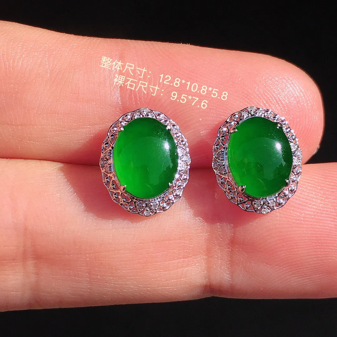 阳绿蛋面耳钉，色泽均匀艳丽，玉质细腻，荧光感超
强，饱满圆润，尽显优雅气质，18k
金豪华镶嵌