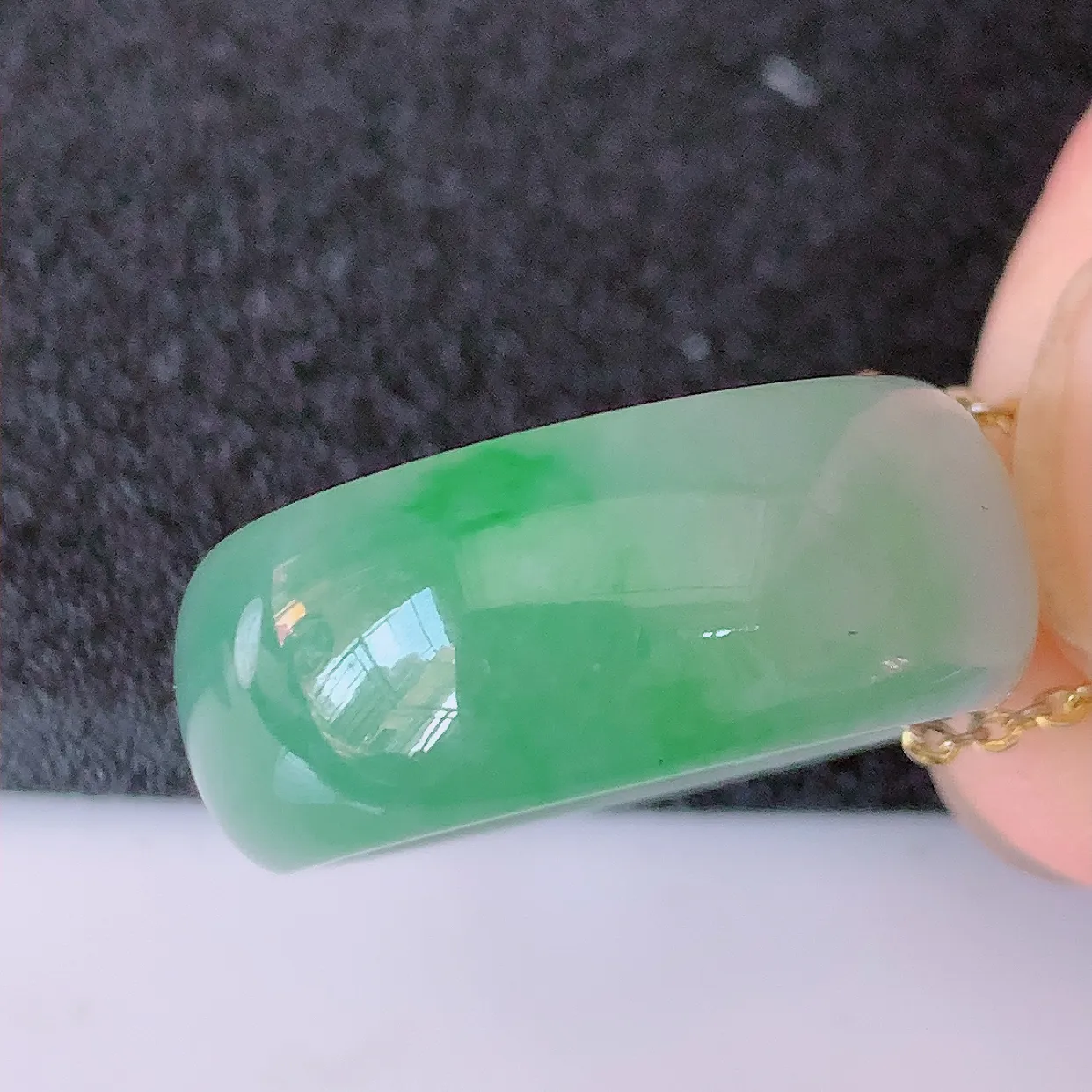 自然光实拍，17.2mm内径冰飘绿翡翠指环，玉戒指，玉质莹润，好精美好冰润的指环，15圈口，上手纤巧！#87.27尺寸17.2*9*3.6