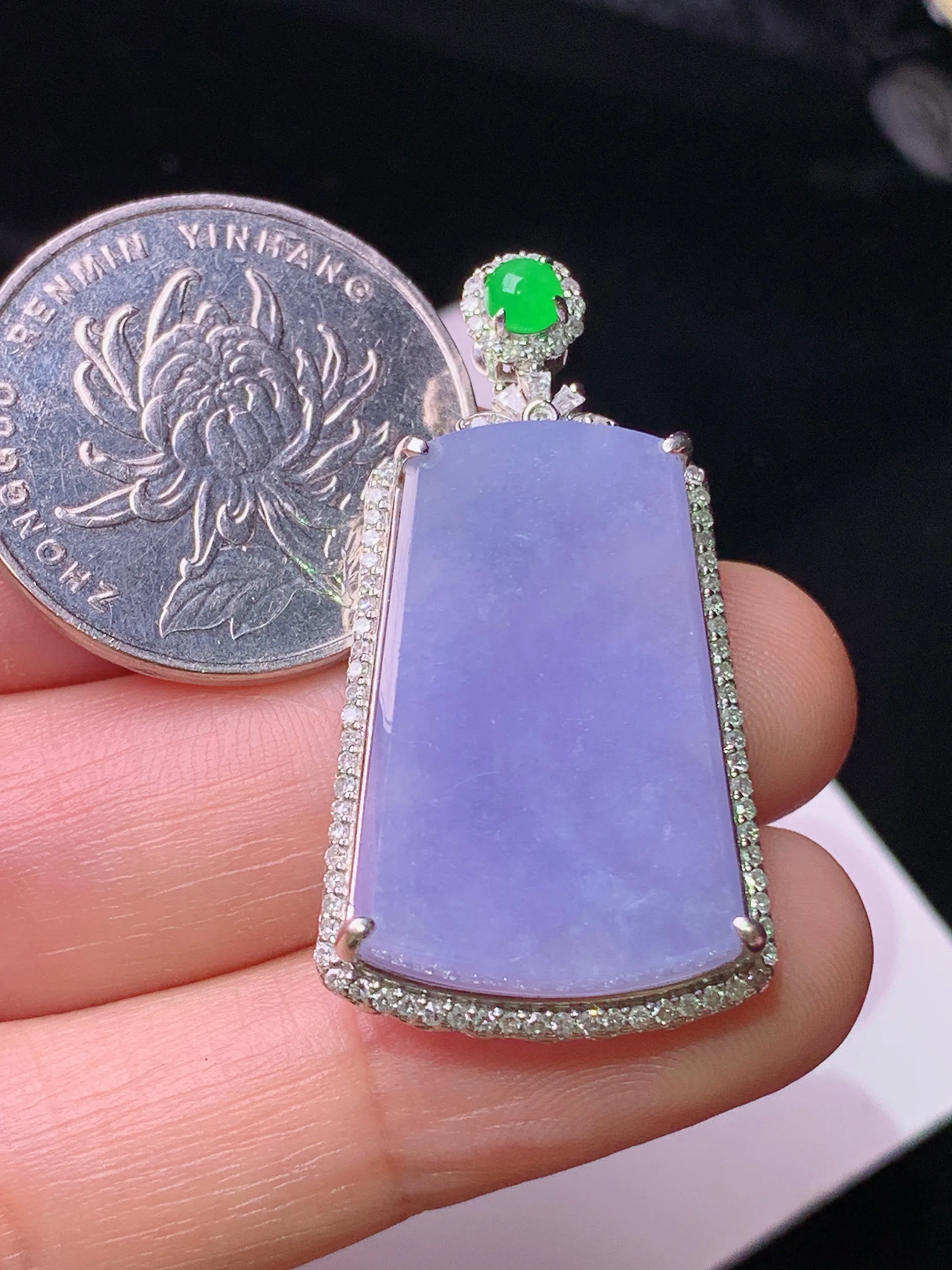 18k金钻镶嵌紫罗兰无事牌吊坠 玉质细腻 色泽艳丽清新 整体尺寸36.5*19.8*7.6