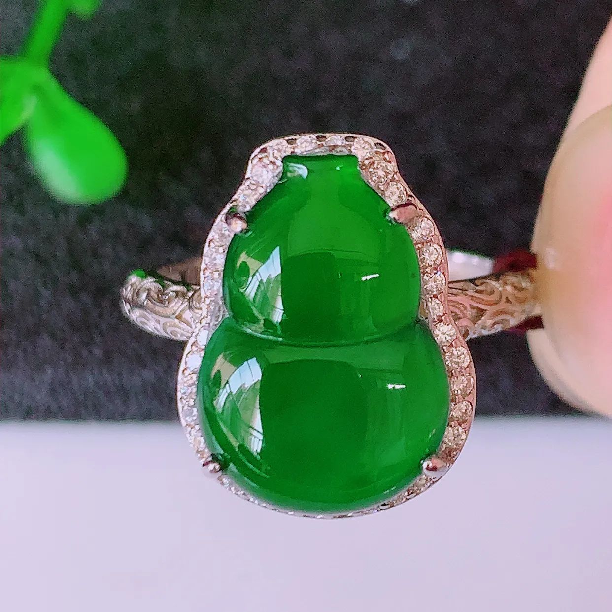 冰透满绿翡翠925银镶嵌葫芦戒指，自然光实拍，翠色灵动，颜色漂亮，种老水足，品相佳，佩戴佳品！#97