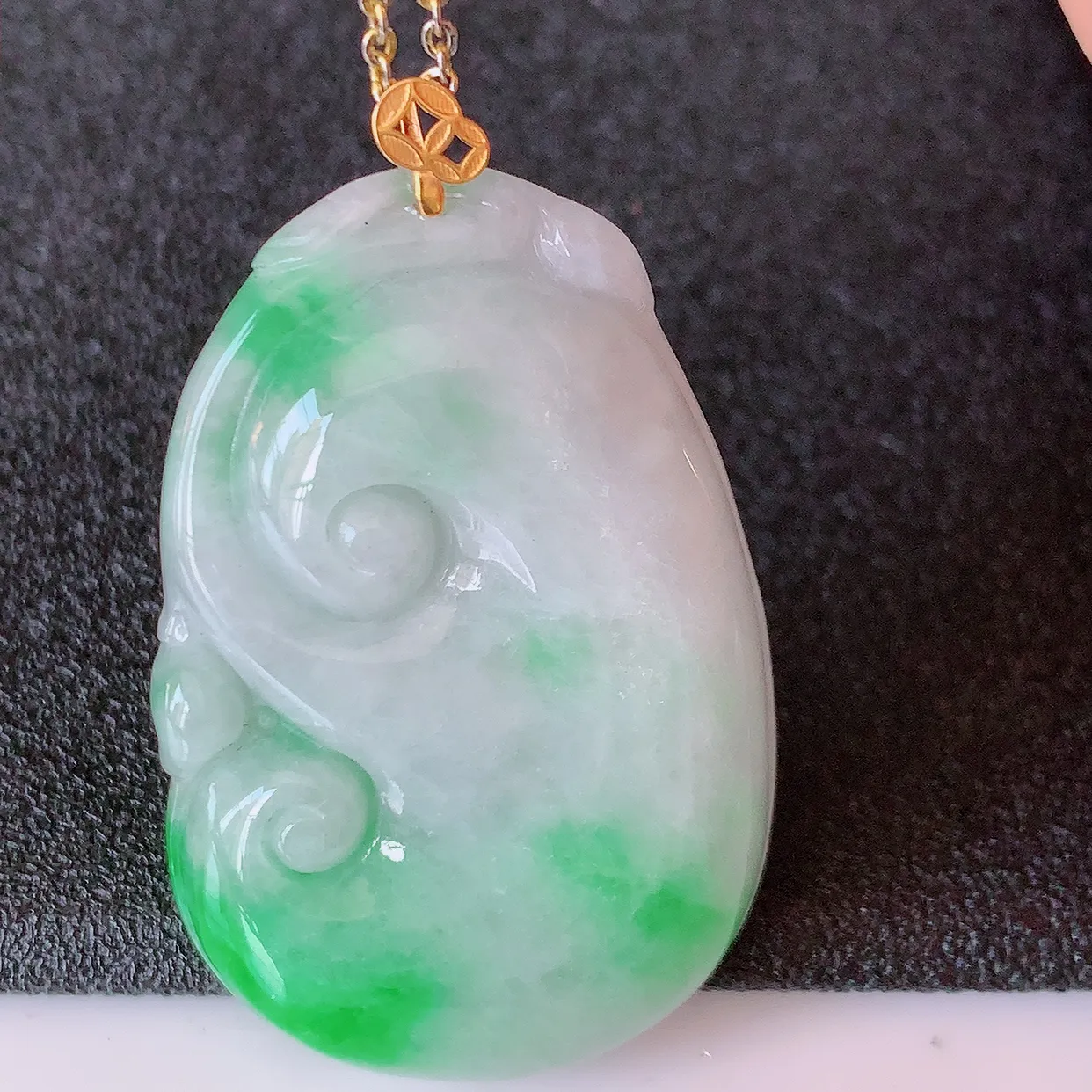 18K金镶嵌冰润飘绿翡翠万事如意吊坠，玉质细腻，时‮大尚‬方，款式经典，佩戴优雅高贵上档次！#42.27