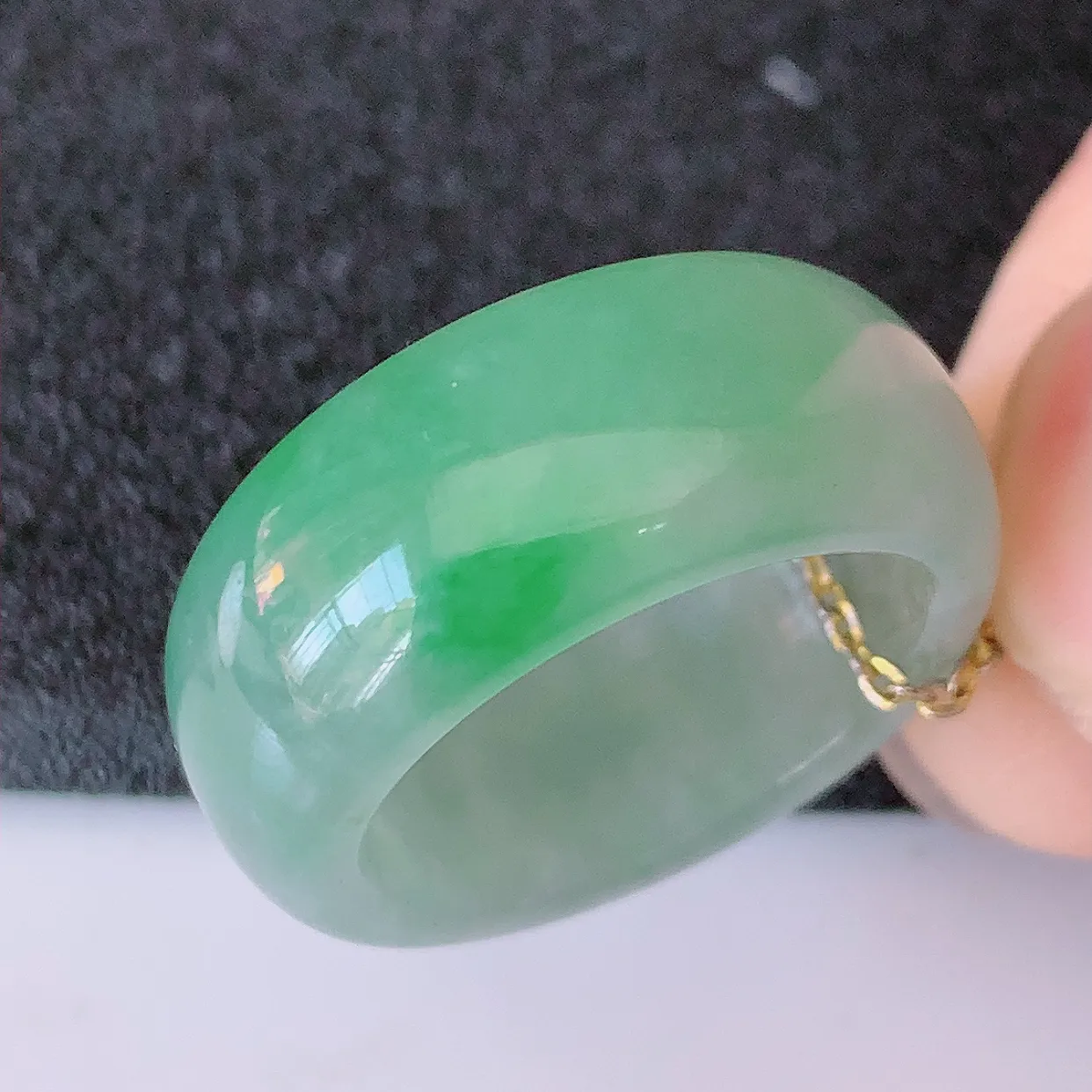 自然光实拍，17.2mm内径冰飘绿翡翠指环，玉戒指，玉质莹润，好精美好冰润的指环，15圈口，上手纤巧！#87.27尺寸17.2*9*3.6