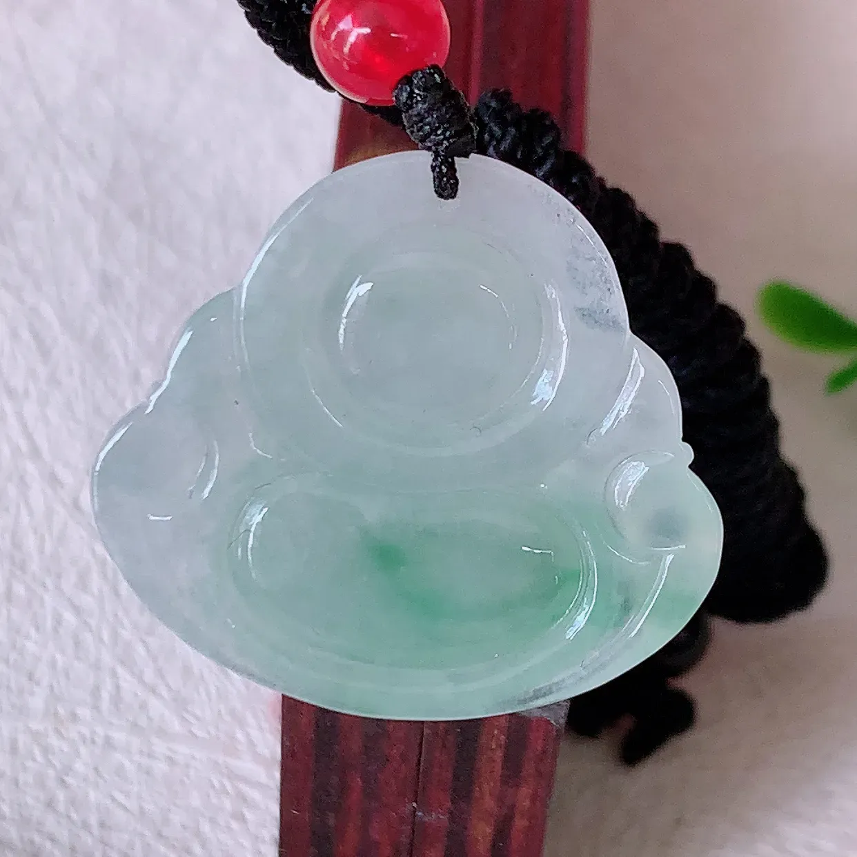 自然光实拍，冰种飘花翡翠佛公吊坠，玉笑佛，饱满，开脸喜庆，配戴优雅迷人！#46.27