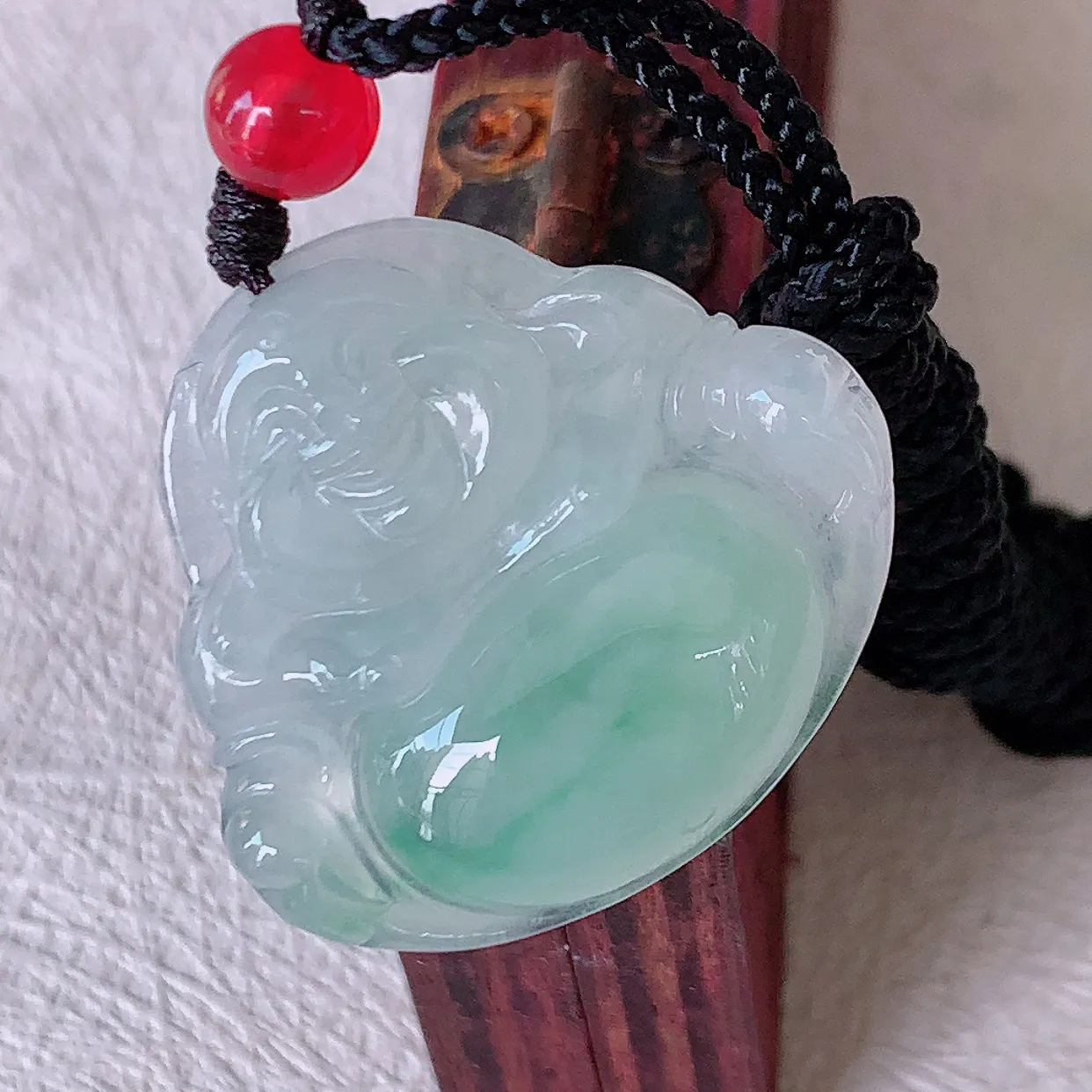 自然光实拍，冰种飘花翡翠佛公吊坠，玉笑佛，饱满，开脸喜庆，配戴优雅迷人！#46.27