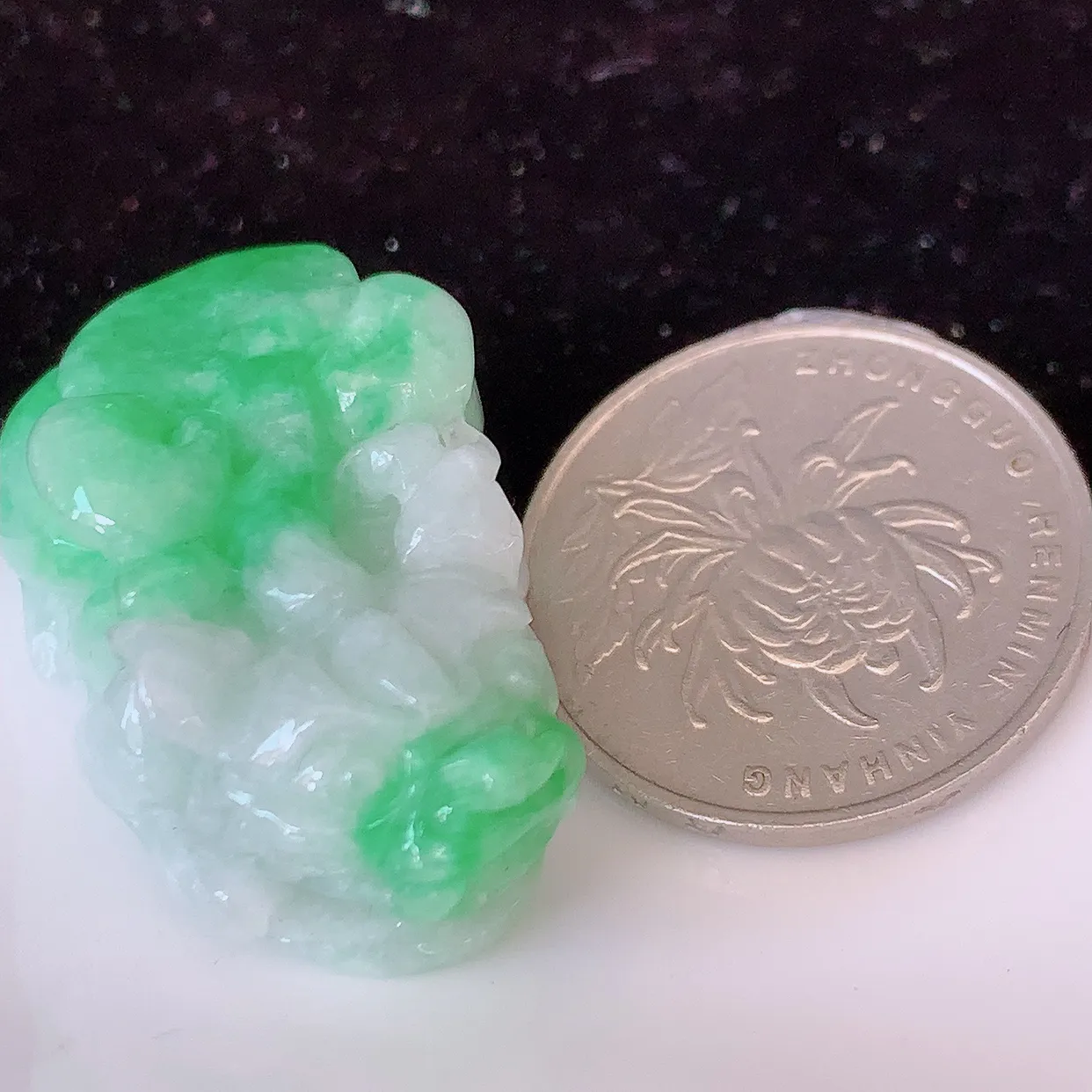 自然光实拍，精雕飘绿翡翠招财貔貅吊坠，民间有“一摸貔貅运程旺盛，再摸貔貅财运滚滚，三摸貔貅平步青云 ”的美好祝愿。#81.25