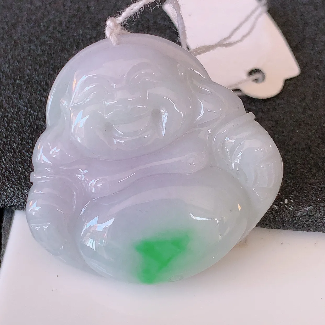 自然光实拍，冰润飘绿佛公翡翠吊坠，饱满， 佛公亦保平安，寓意有福（佛公）相伴，品相佳，配戴优雅迷人！#46.25