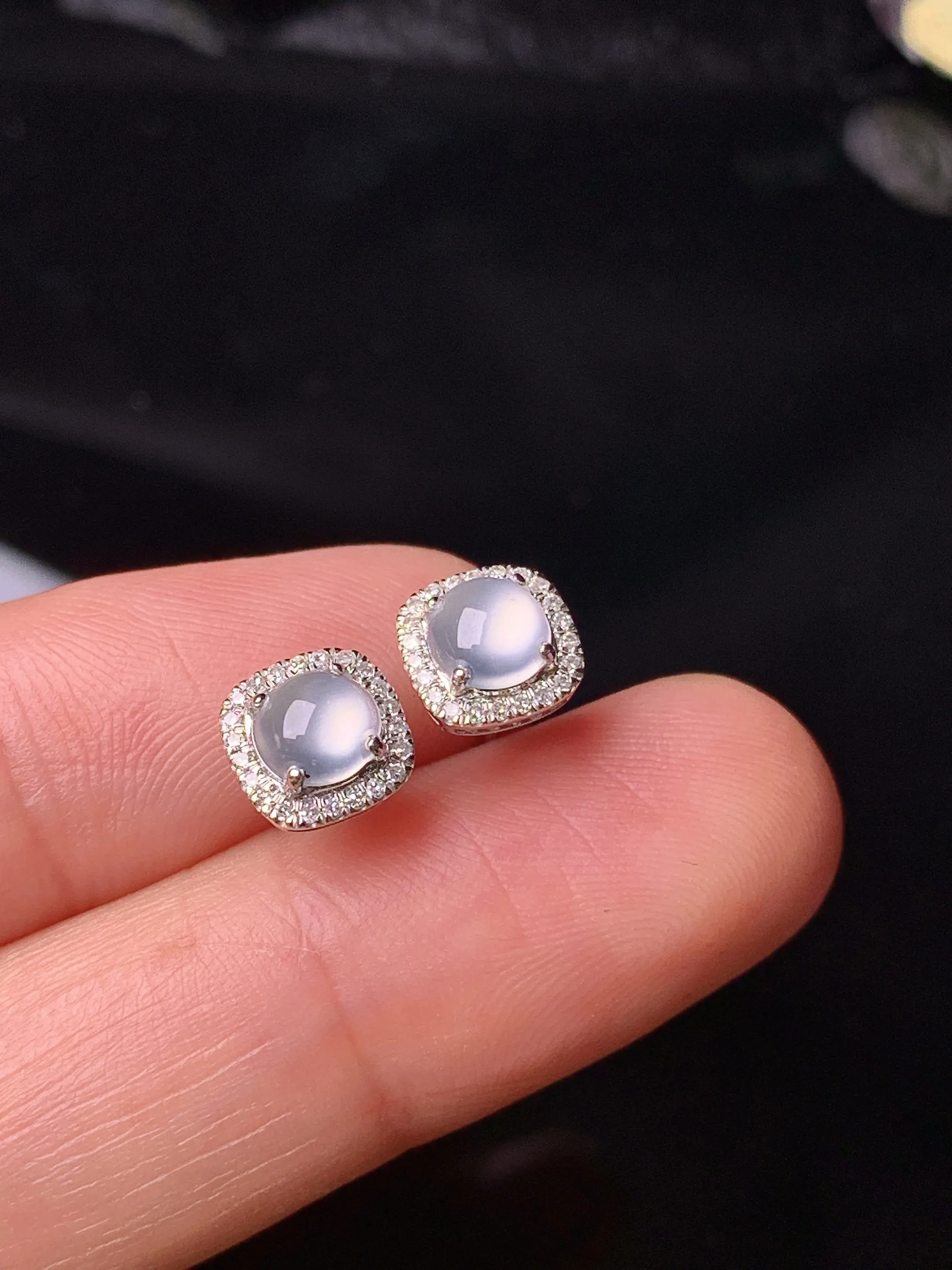 18k金钻镶嵌冰种蛋面耳钉 玉质细腻 色泽艳丽清新 整体尺寸7*4