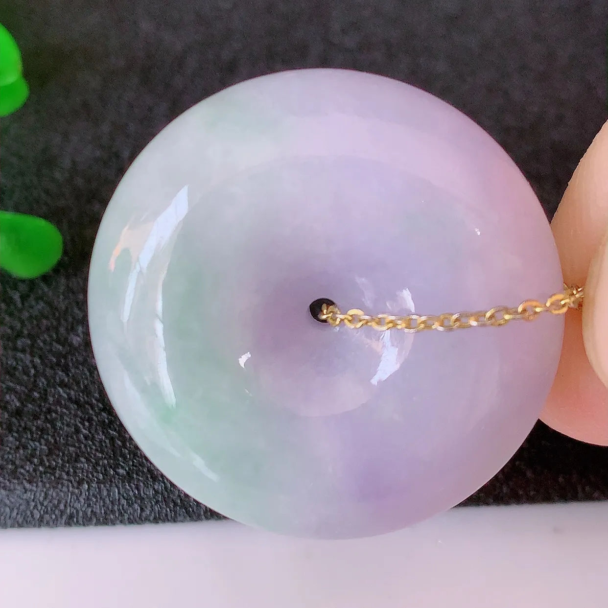 自然光实拍，冰润春带彩翡翠平安扣吊坠，玉扣，平安是福；很美的料子，平安扣佩戴优雅迷人！#05.27