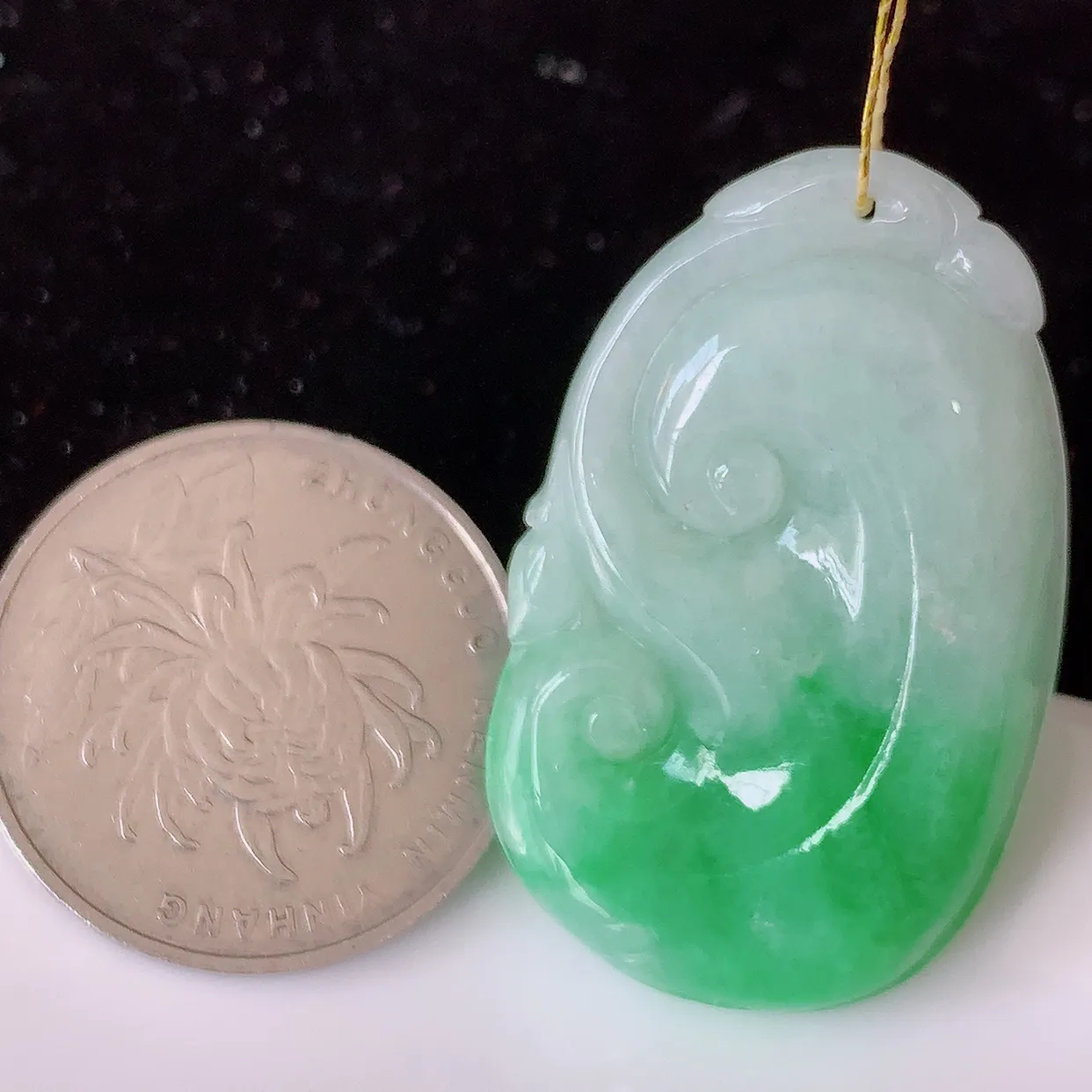 自然光实拍，冰润飘绿翡翠如意吊坠，上身效果非常美，饱满大气，工艺美，万事如意，如意一生，#35.27