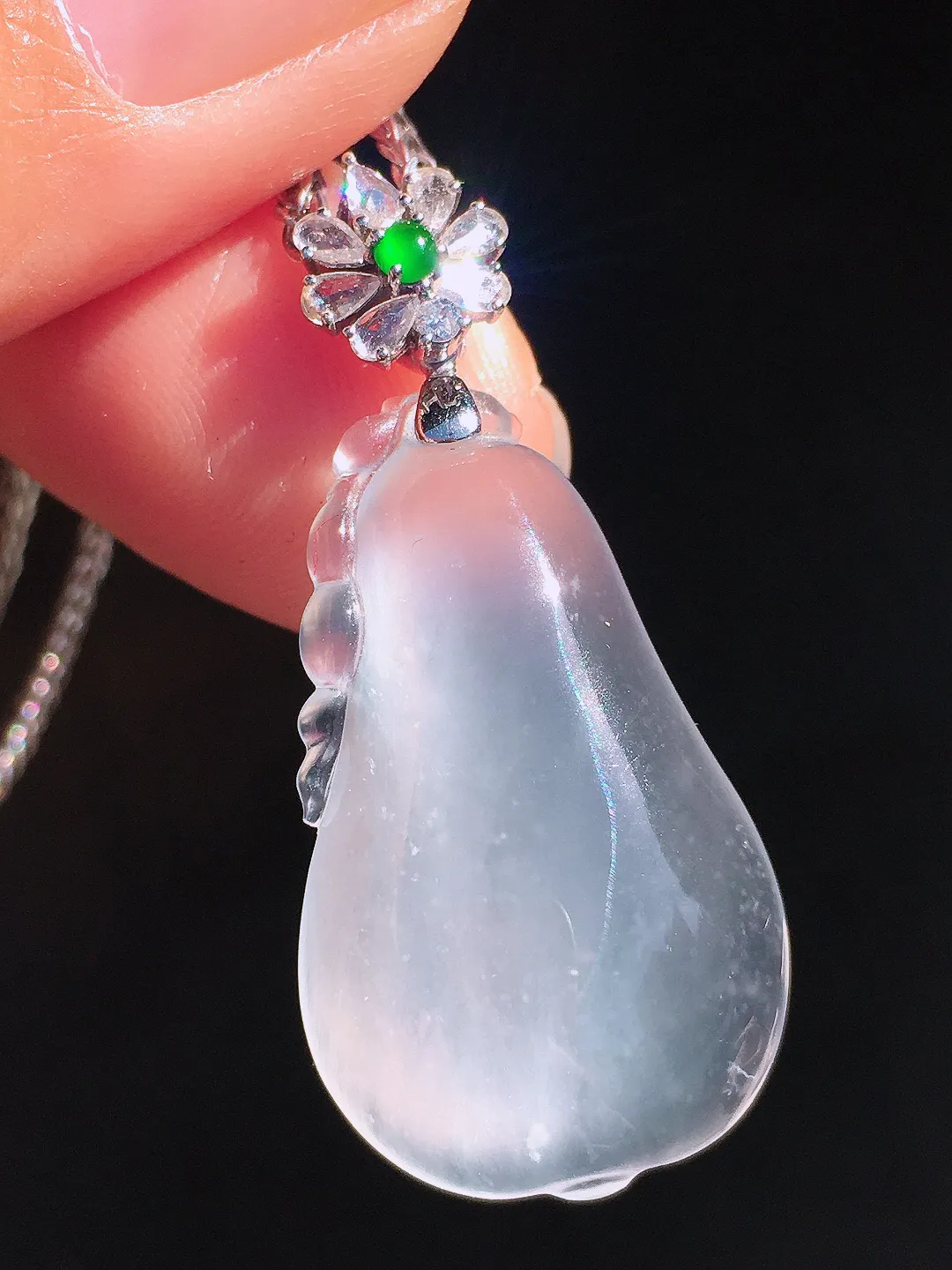 玻璃种福瓜吊坠，玉质细腻，荧光感超
强，饱满圆润，尽显优雅气质，18k
金豪华镶嵌