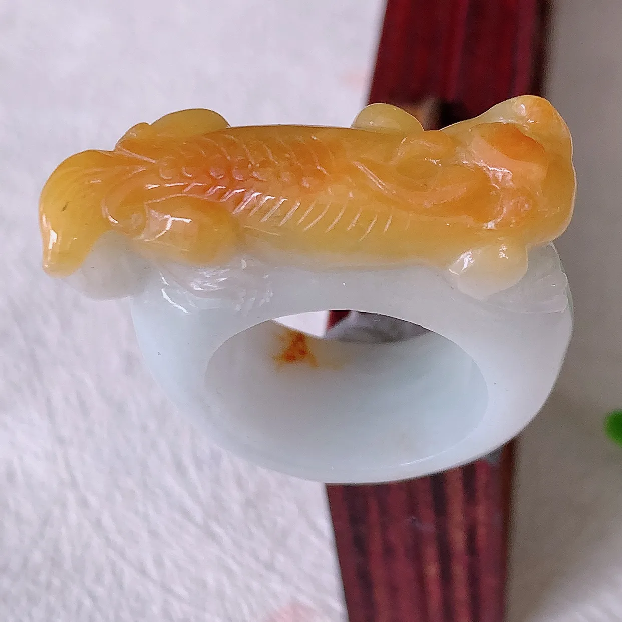 自然光实拍，黄翡貔貅扳指，18.2mm内径双彩翡翠扳指，冰润指环，玉扳指，戒指，财源滚滚，玉质细腻起胶，18圈口，种水好！#57.27尺寸32*18.2*11*8.2