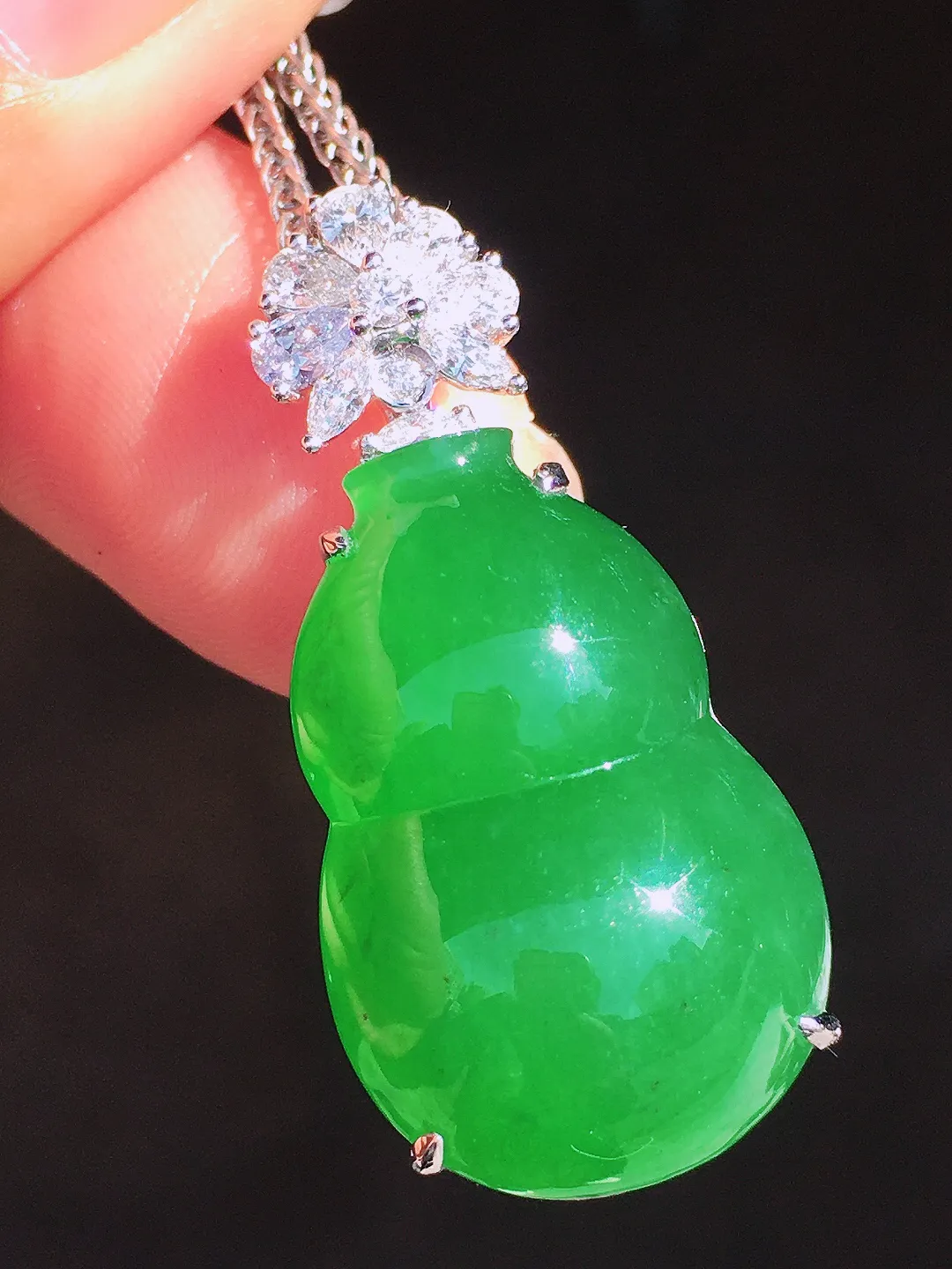 阳绿葫芦吊坠，色泽均匀艳丽，玉质细腻，荧光感超
强，饱满圆润，尽显优雅气质，18k
金豪华镶嵌