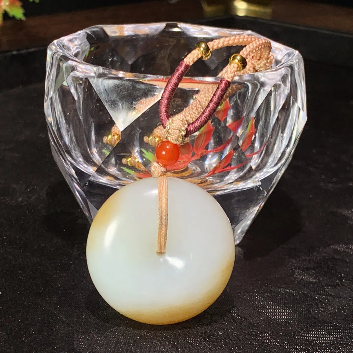 新疆且末糖平安扣挂件。尺寸31/13重25.4克。白度一级。玉质细腻油润。手推出油。佩戴高端典雅。lt251127