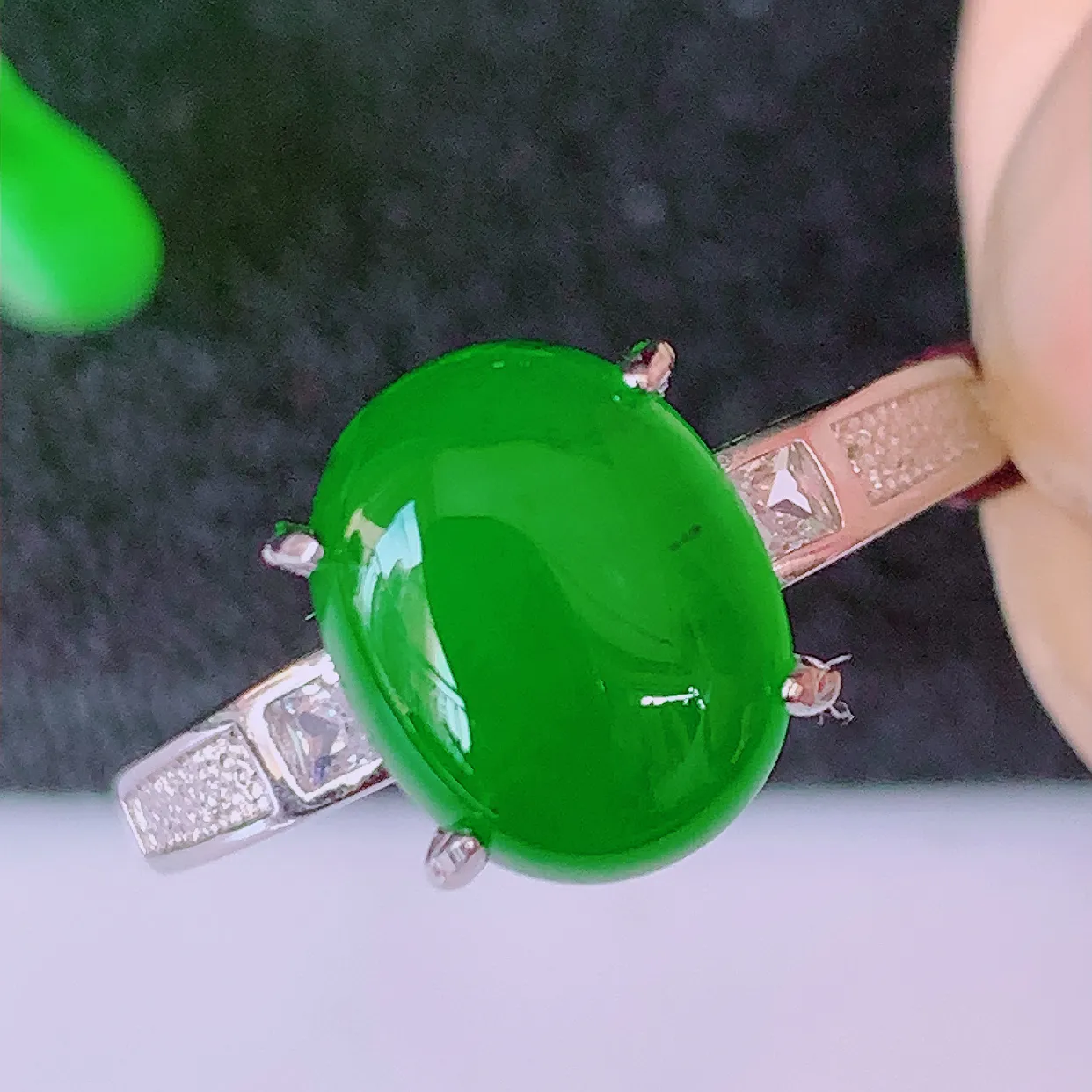 冰透满绿翡翠925银镶嵌戒指，自然光实拍，翠色灵动，颜色漂亮，种老水足，品相佳，佩戴佳品！#97.27（圈口可调大小）整体25*17.2*6.8裸裸10*8