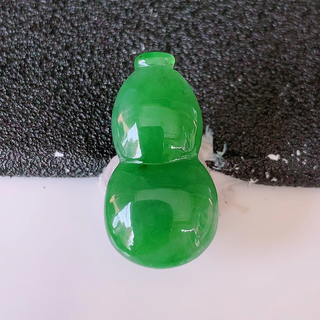 自然光实拍，水润满绿翡翠葫芦蛋面，翠色灵动，玉质细腻，颜色漂亮，品相佳，佩戴佳品！#05.27