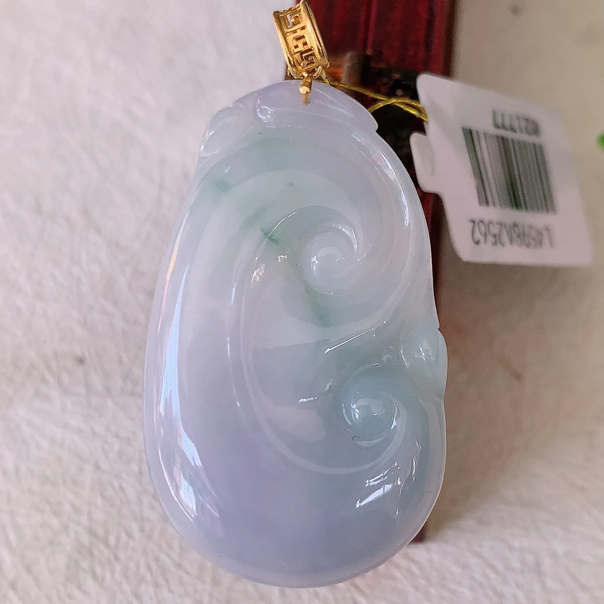 18k金镶嵌冰润春带彩翡翠如意吊坠，沁人心脾，精致典雅的设计，为佩戴者，增添色彩，送礼自留都是佳品选择！#35.25整体44.2裸裸38.5*23*5.6