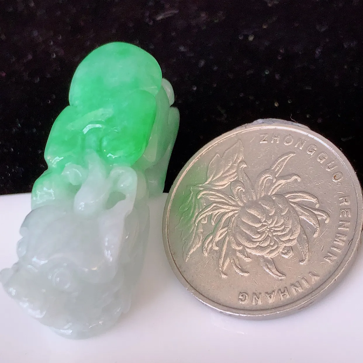 自然光实拍，水润飘绿招财貔貅吊坠，民间有“一摸貔貅运程旺盛，再摸貔貅财运滚滚，三摸貔貅平步青云 ”的美好祝愿。#81.25