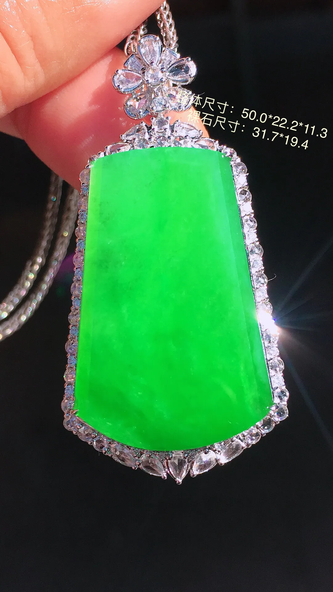 阳绿无事牌吊坠，色泽均匀艳丽，玉质细腻，荧光感超
强，饱满圆润，尽显优雅气质，18k
金豪华镶嵌