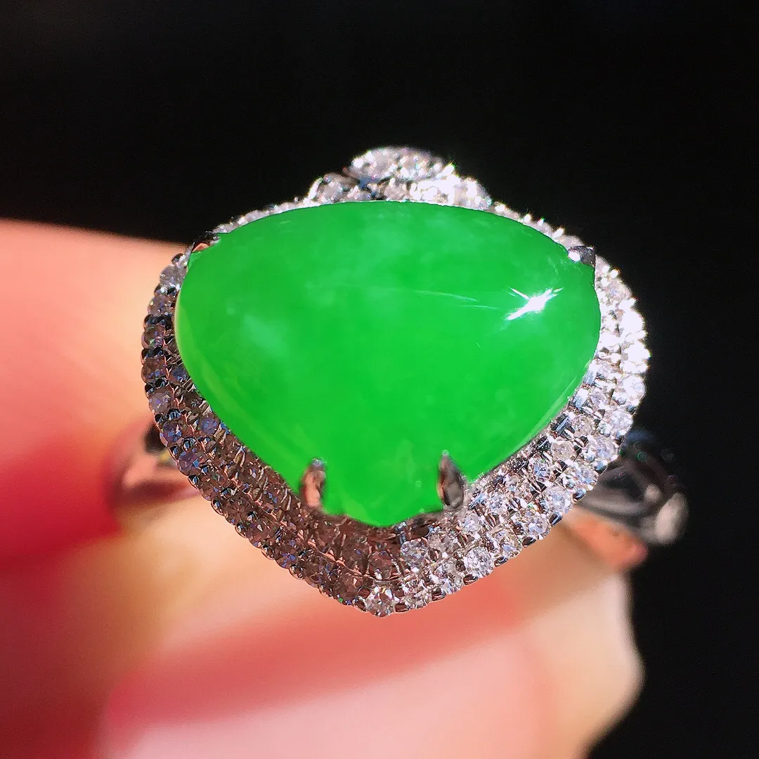 阳绿️戒指，色泽均匀艳丽，玉质细腻，荧光感超
强，饱满圆润，尽显优雅气质，18k
金豪华镶嵌