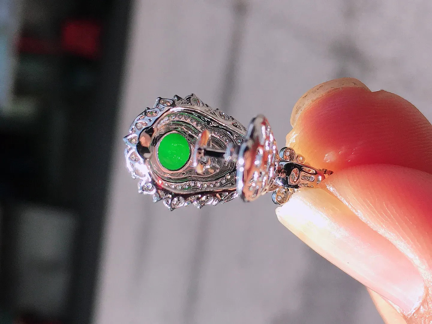 阳绿葫芦吊坠，色泽均匀艳丽，玉质细腻，荧光感超
强，饱满圆润，尽显优雅气质，18k
金豪华镶嵌