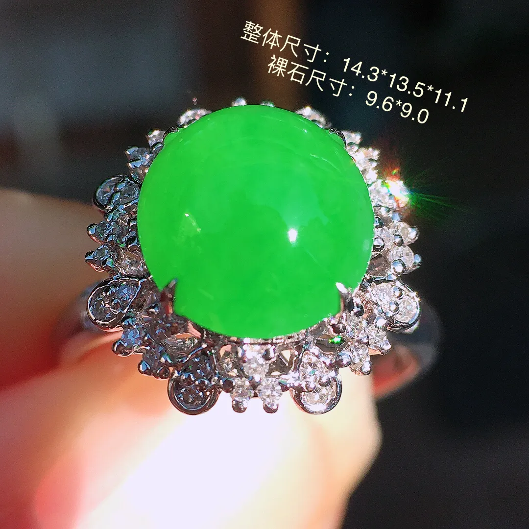 阳绿蛋面戒指，色泽均匀艳丽，玉质细腻，荧光感超
强，饱满圆润，尽显优雅气质，18k
金豪华镶嵌