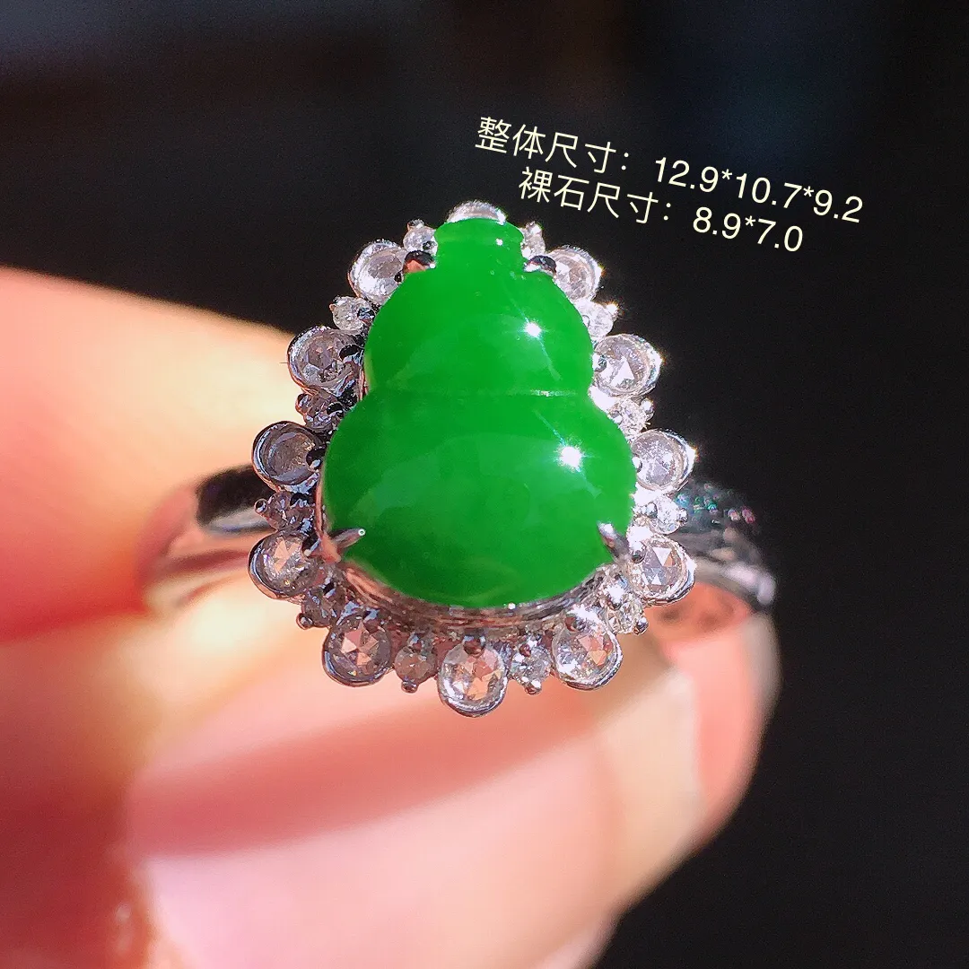 阳绿葫芦戒指，色泽均匀艳丽，玉质细腻，荧光感超
强，饱满圆润，尽显优雅气质，18k
金豪华镶嵌