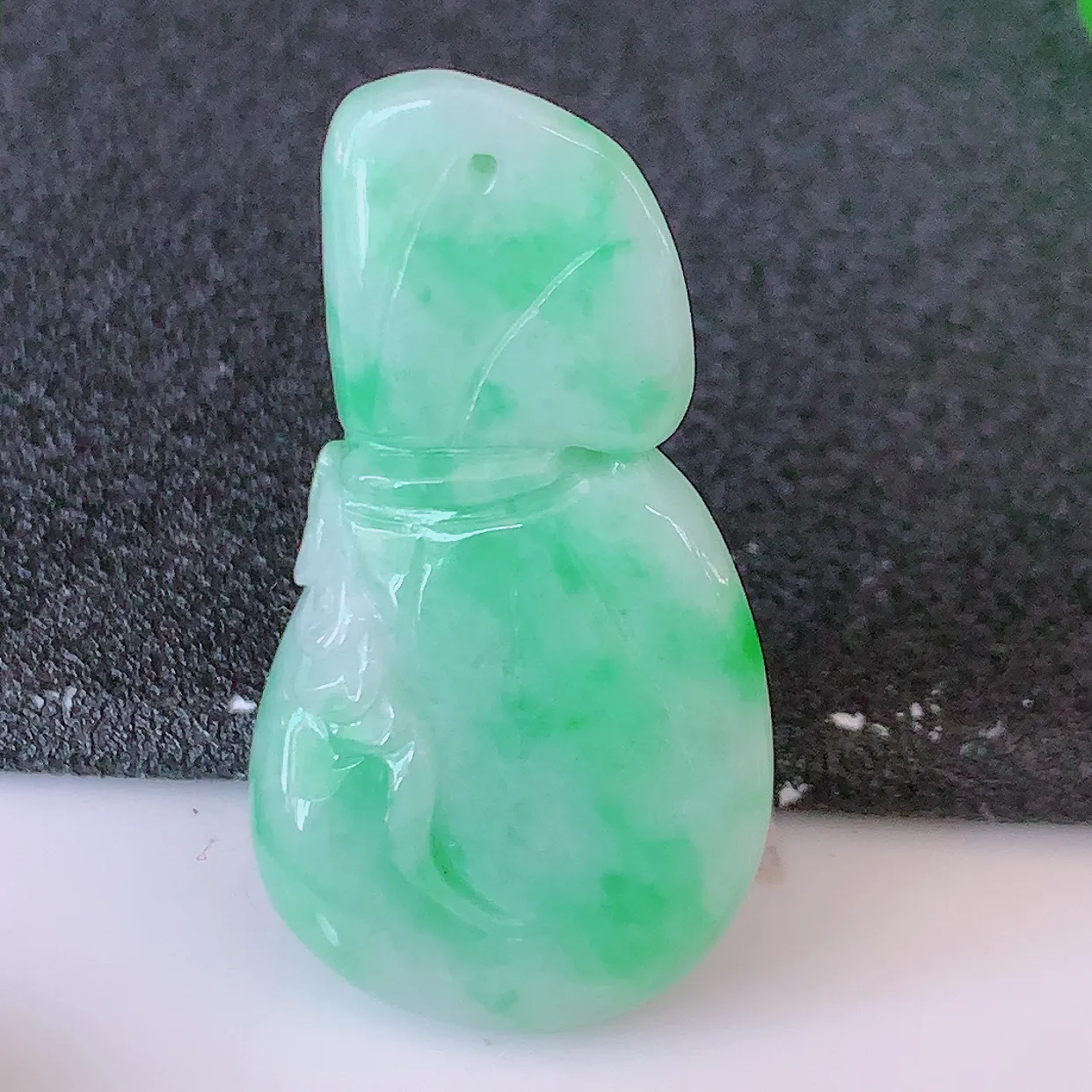 自然光实拍，冰润飘绿招财钱袋子吊坠，寓意“代代有福，代代有财，腰缠万贯”玉质细腻，佩戴效果佳！#05.25