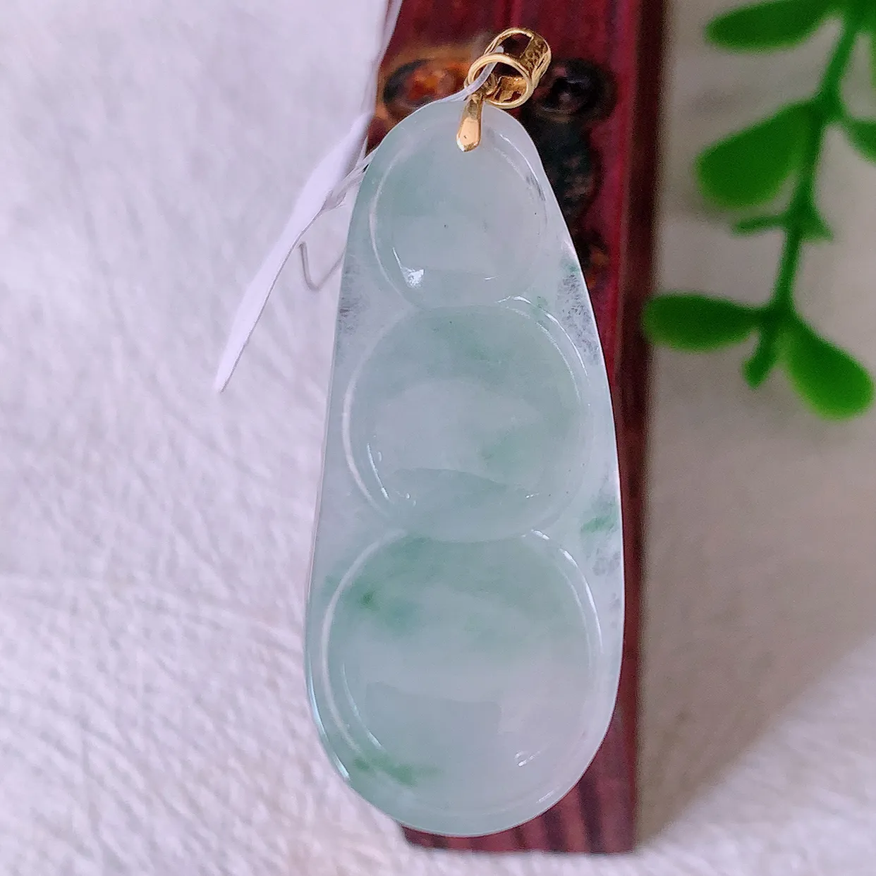 18K金镶嵌冰种飘花翡翠四季豆吊坠，平安豆福豆玉坠，冰润通透，豆粒饱满，寓意：豆蔻年华！#49.27