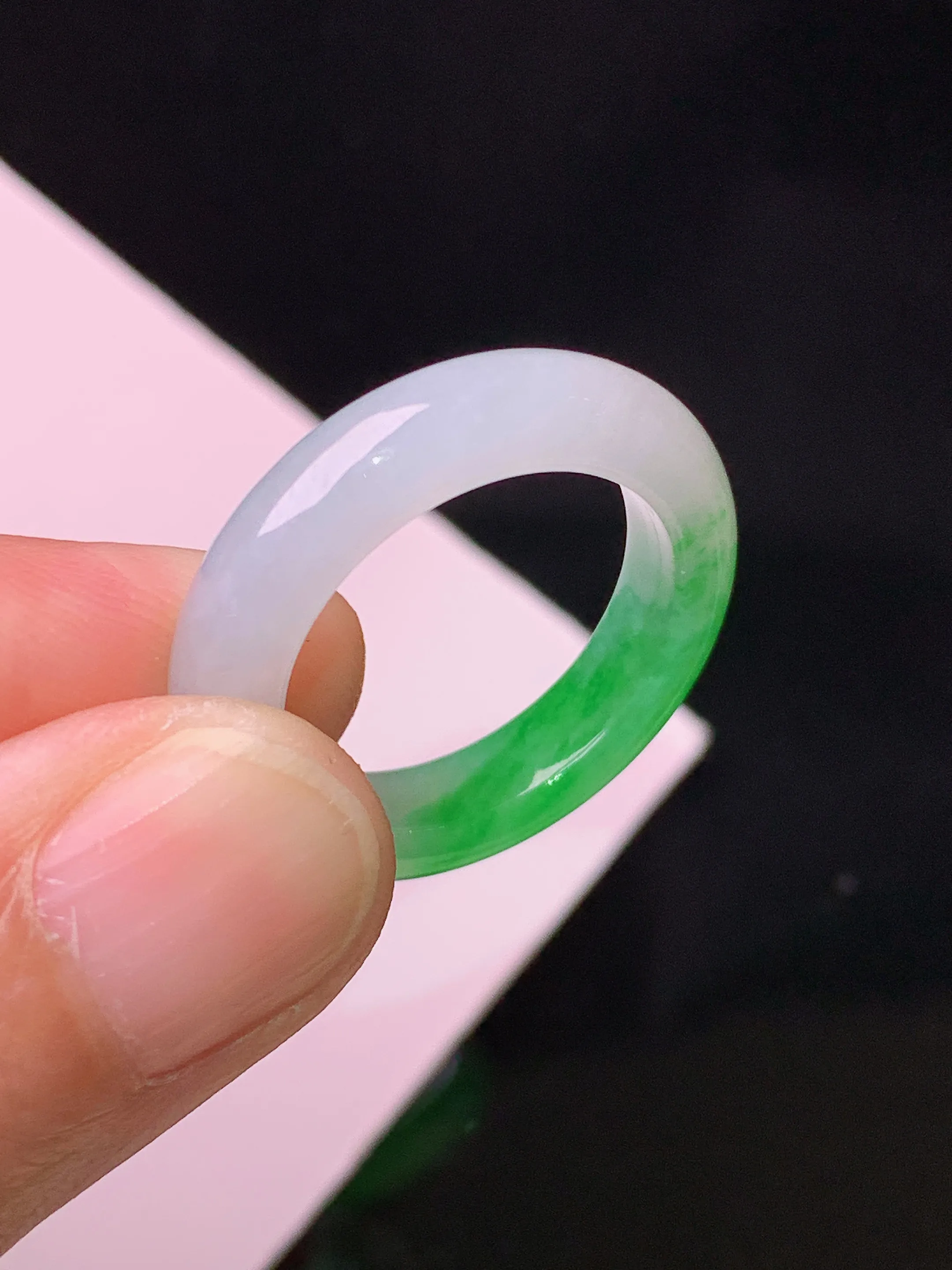 飘绿指环 玉质细腻 色泽艳丽清新 整体尺寸24.5*4.6*3.8 圈口14.5