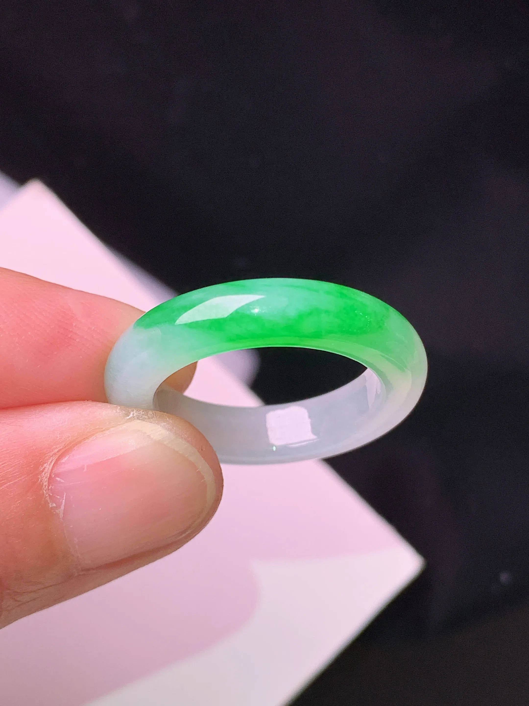 飘绿指环 玉质细腻 色泽艳丽清新 整体尺寸24.5*4.6*3.8 圈口14.5