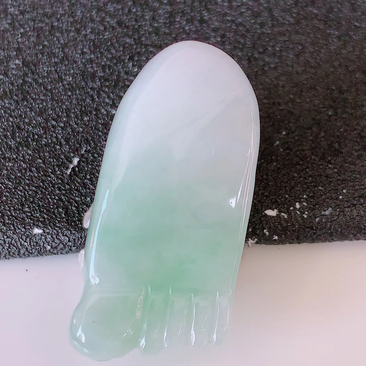 自然光实拍，冰润飘绿翡翠知足常乐吊坠，种老水足，雕工精湛 ，寓意美好，佩戴时尚出众！#87.27