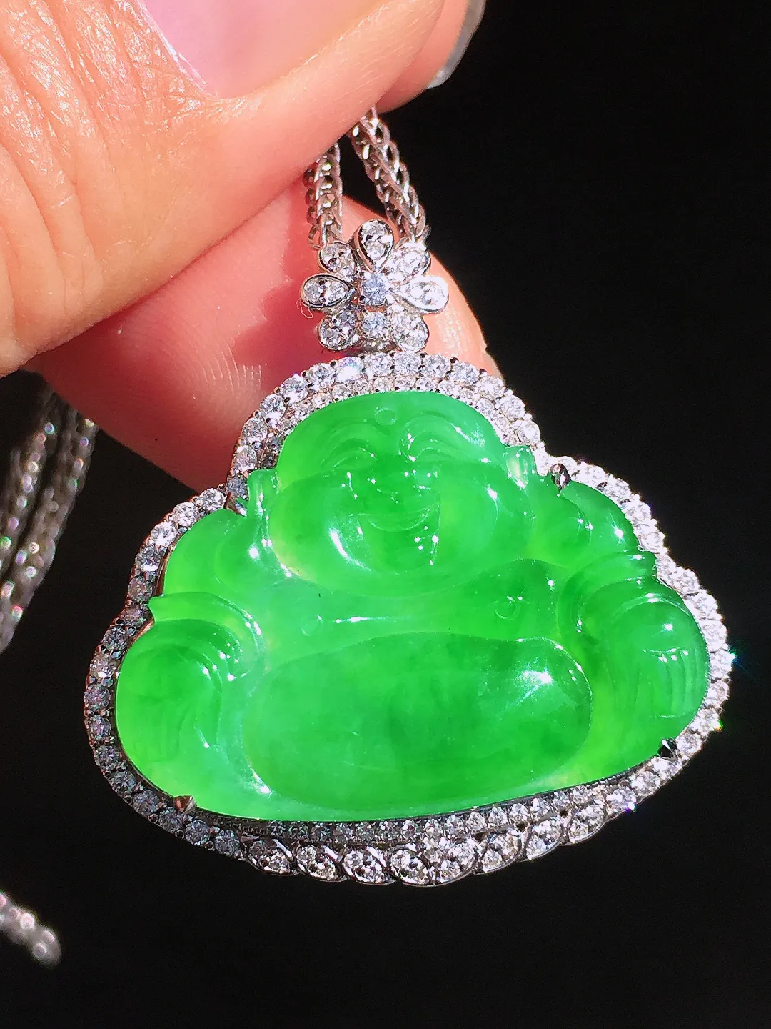 阳绿佛公吊坠，色泽均匀艳丽，玉质细腻，荧光感超
强，饱满圆润，尽显优雅气质，18k
金豪华镶嵌