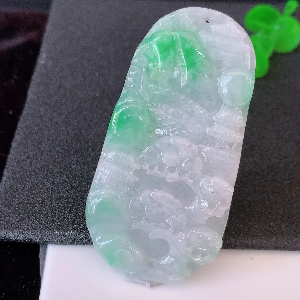 自然光实拍，冰润飘绿翡翠山水牌吊坠，翡翠山水，立体生动形象，山水素材布局合理，意境感佳，佩戴上身效果更高贵 #46.25